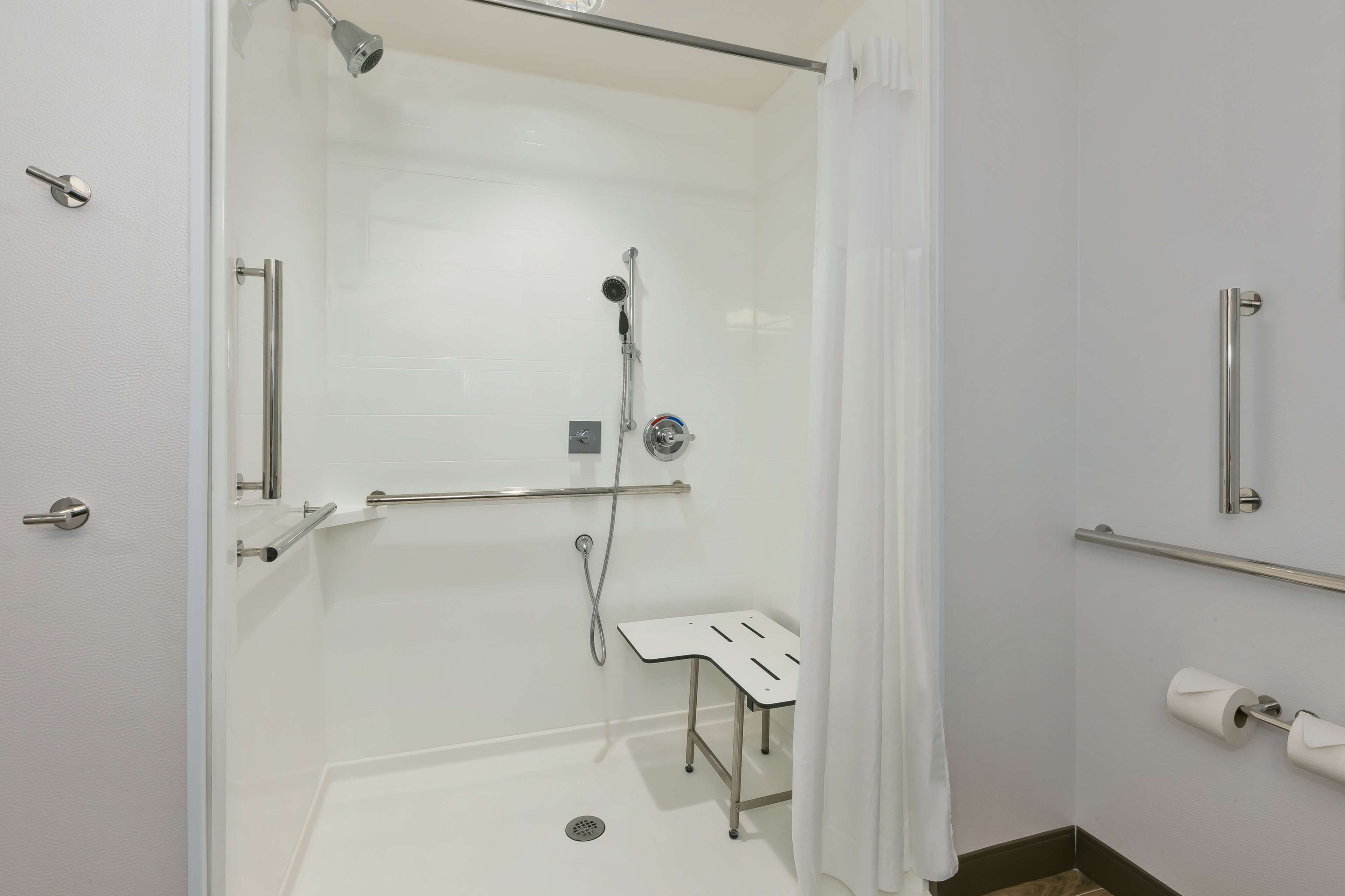 Hampton Inn & Suites Wells, NV Room Type - 2 QNS ACCESSIBLE W TUB NS