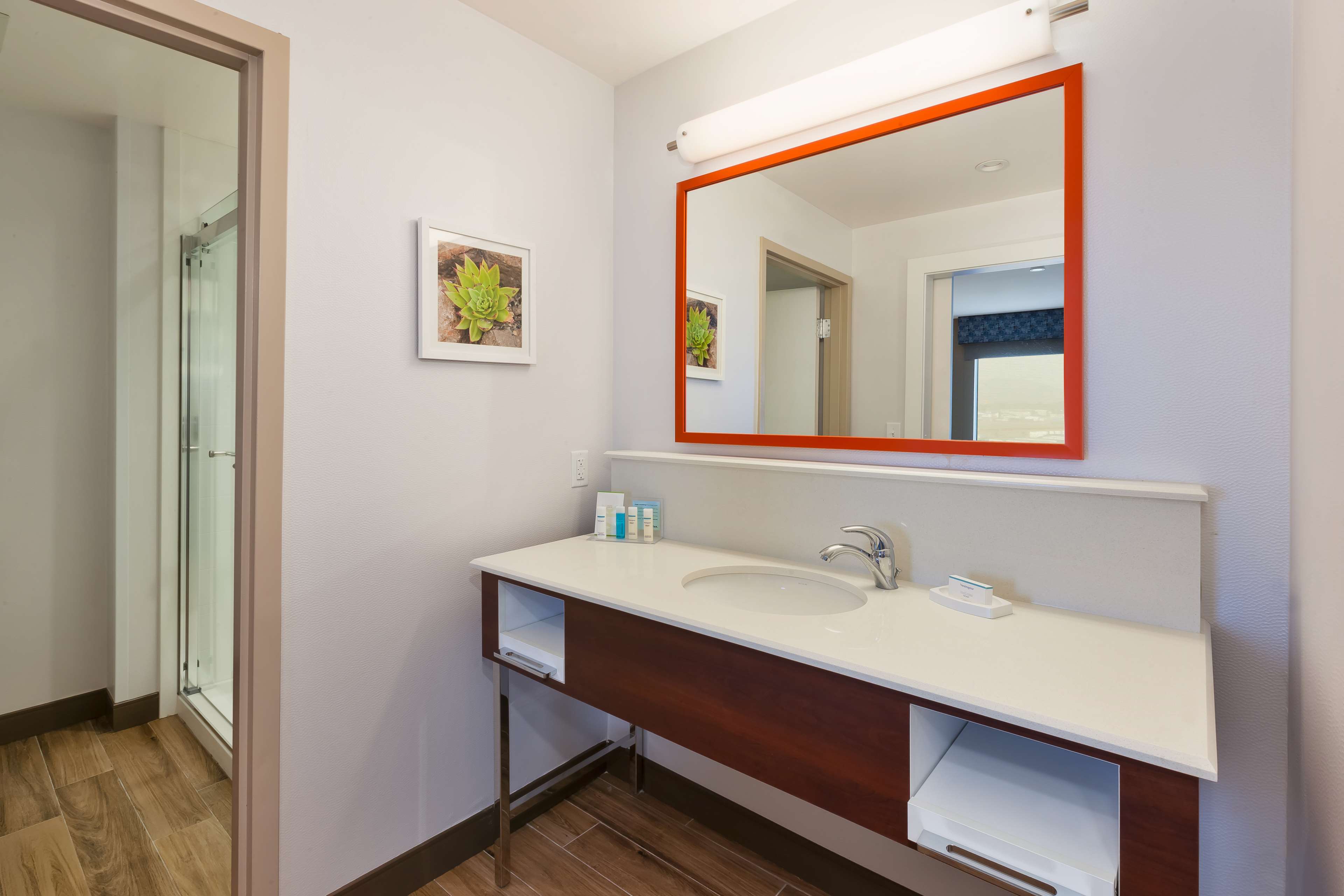 Hampton Inn & Suites Wells, NV Room Type - 1KN STDO MIC FRIDG WTBR NS