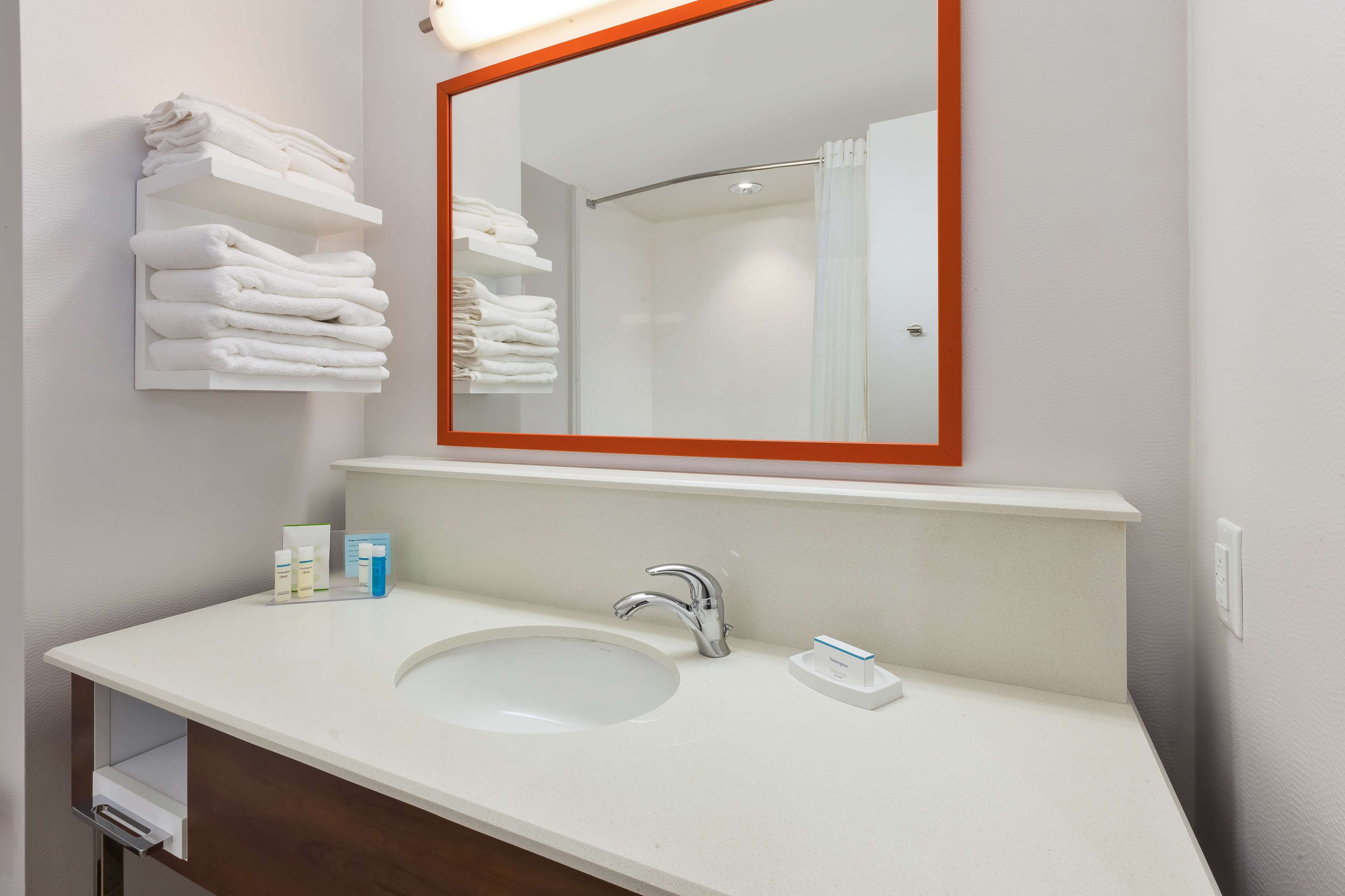 Hampton Inn & Suites Wells, NV Room Type - 2 QNS MICROWV FRIDGE NS