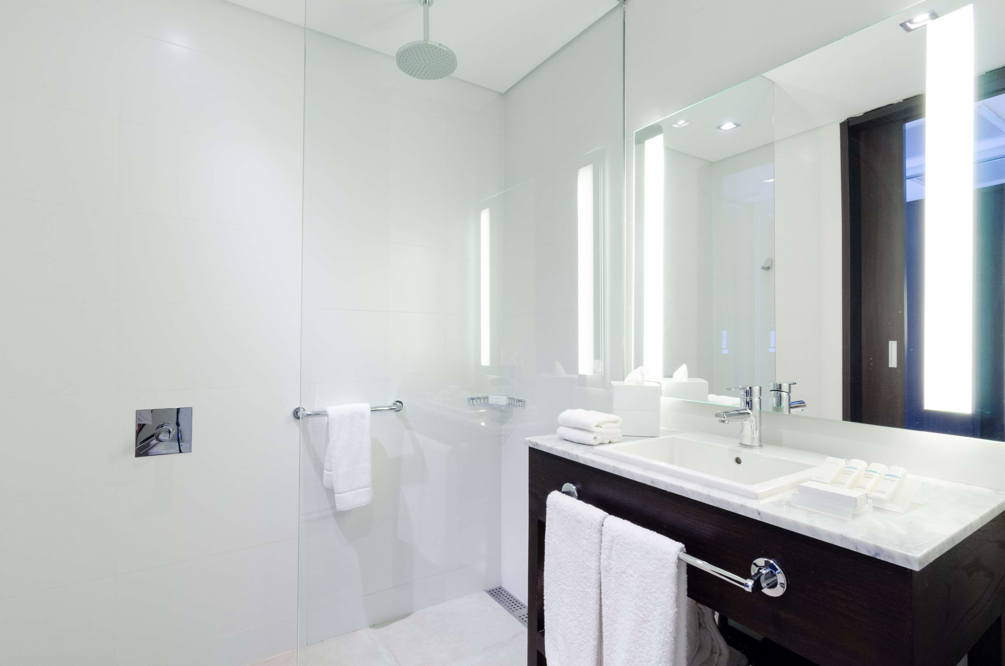Hampton by Hilton Montevideo Carrasco Room Type - 1 KING BED LAKE VIEW NS