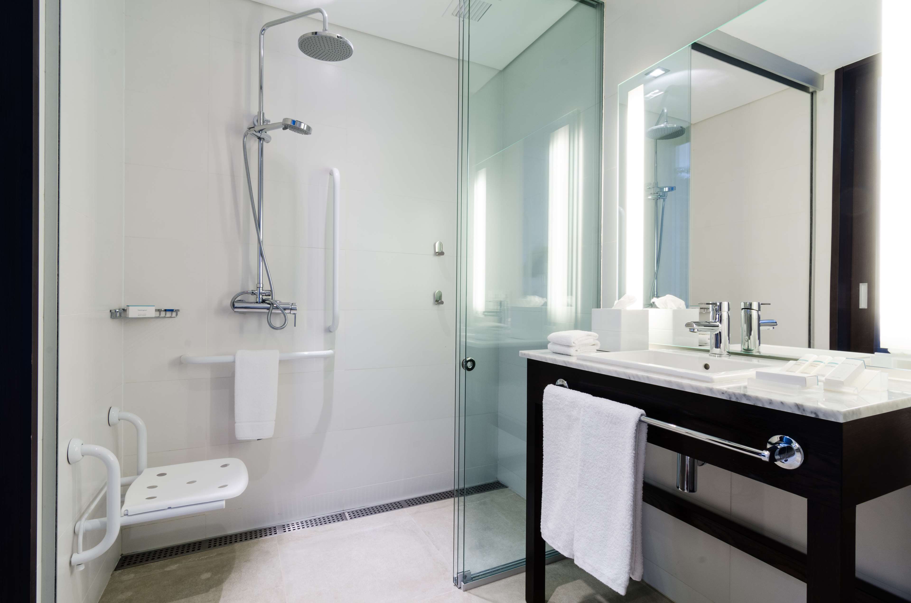 Hampton by Hilton Montevideo Carrasco Room Type - 1 KING ACC ROLL IN SHWR NS