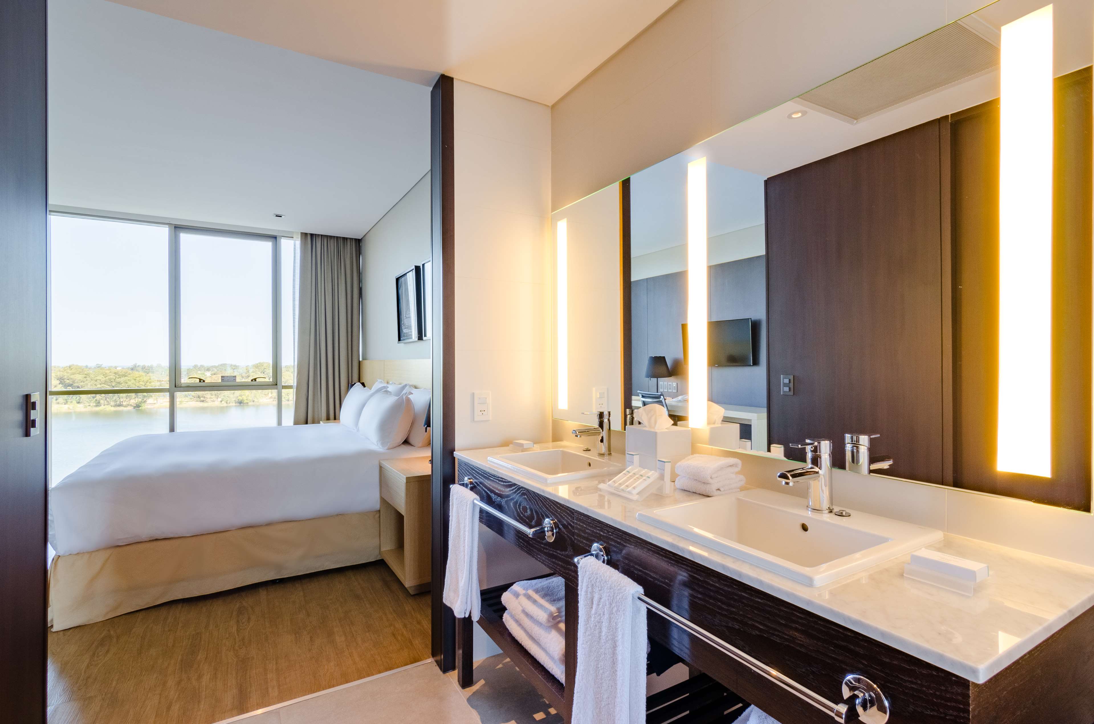Hampton by Hilton Montevideo Carrasco Room Type - 1 KING BED SUITE ROOM N/S