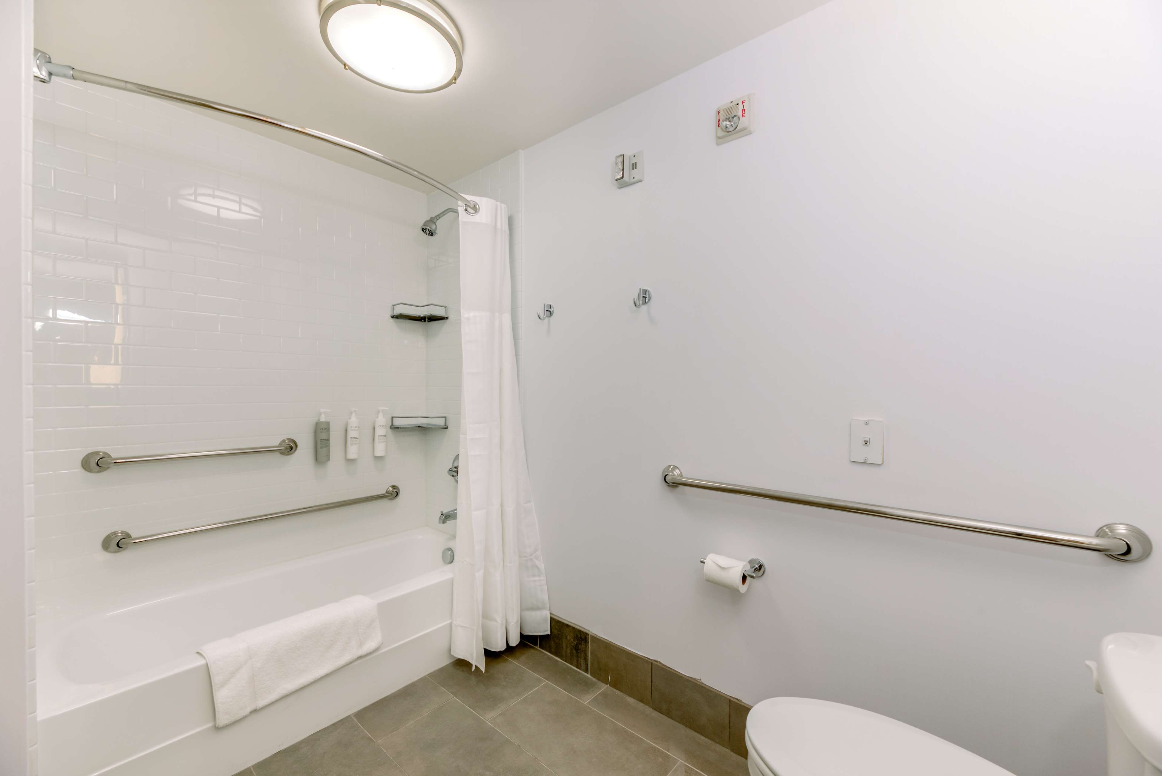 Hilton Garden Inn Outer Banks/Kitty Hawk Room Type - 1KNG MOB HEARING ACC W TUB