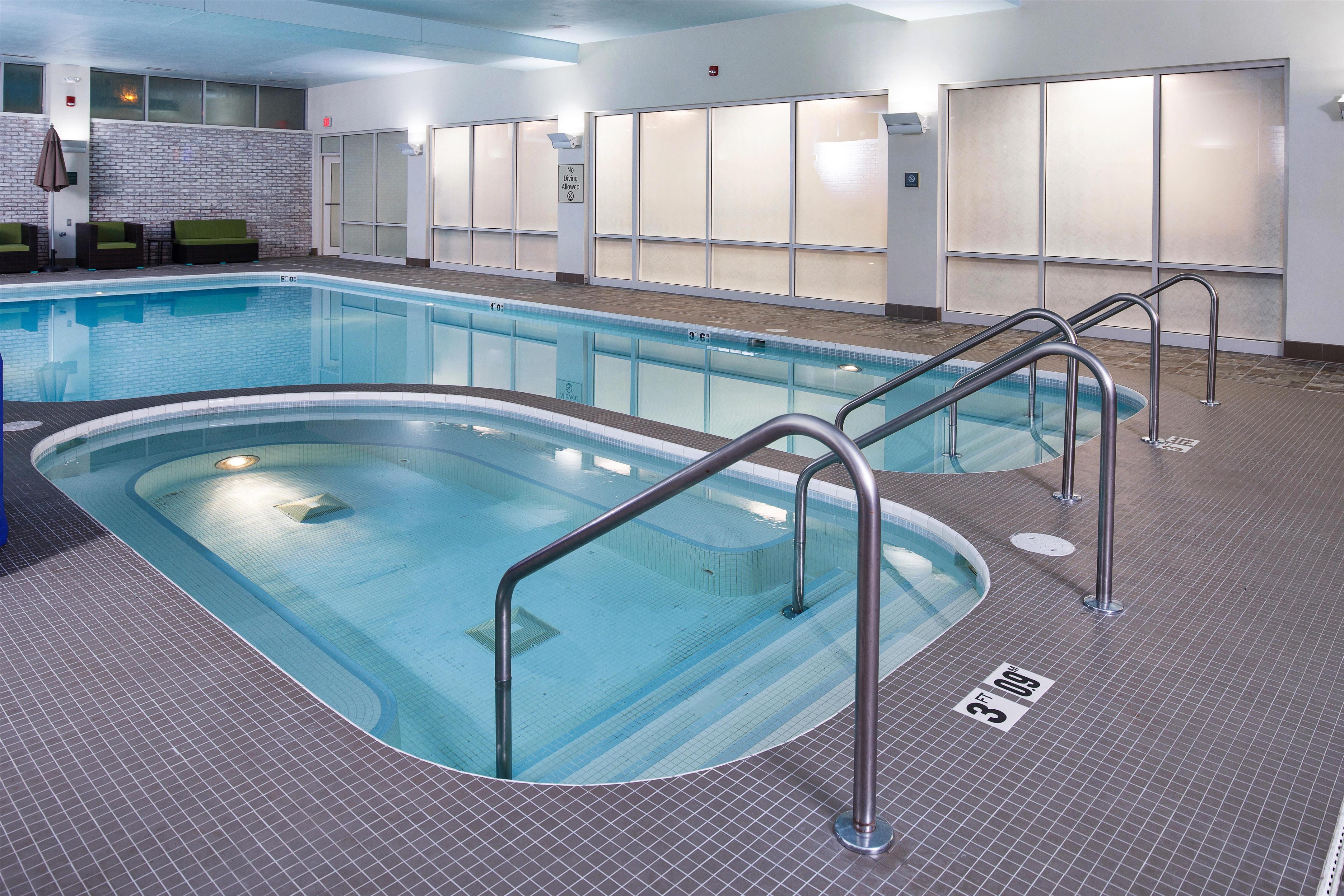 Pool | DoubleTree by Hilton Neenah