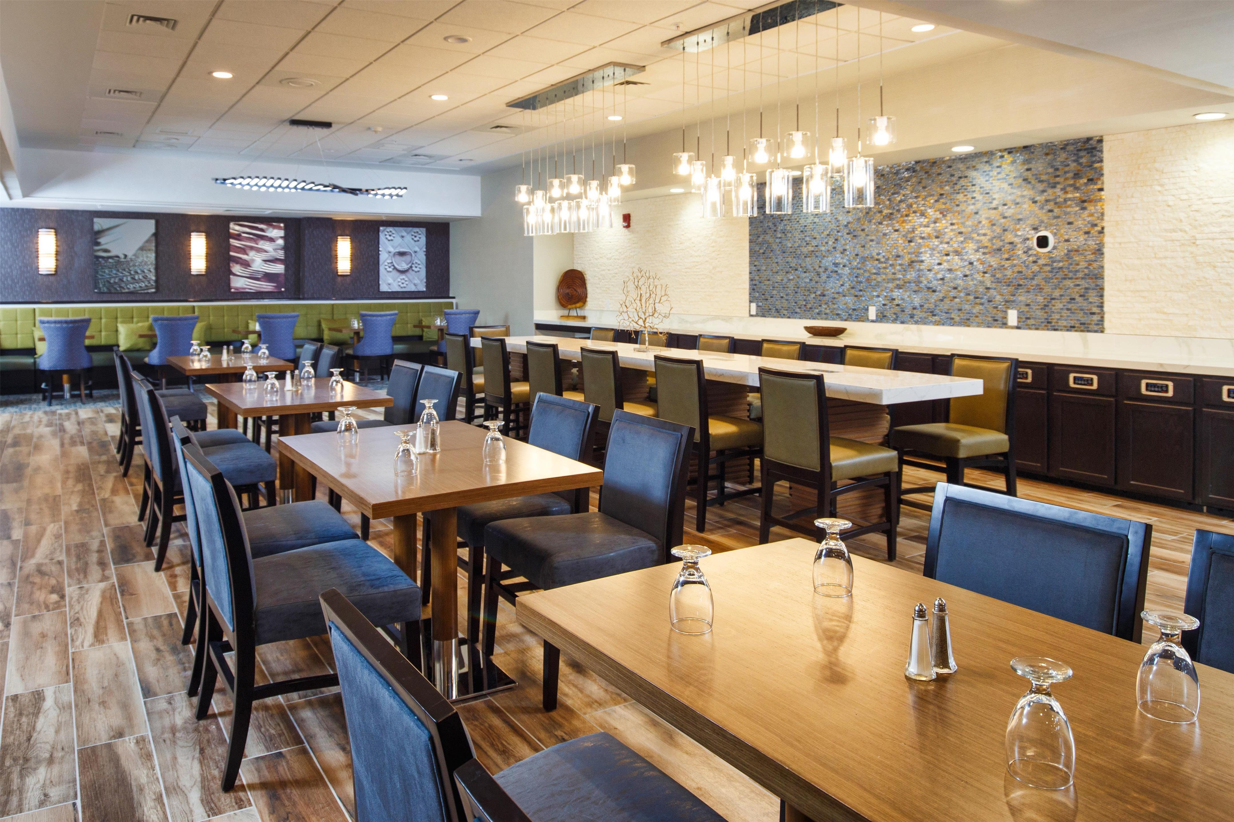 Restaurant | DoubleTree by Hilton Neenah