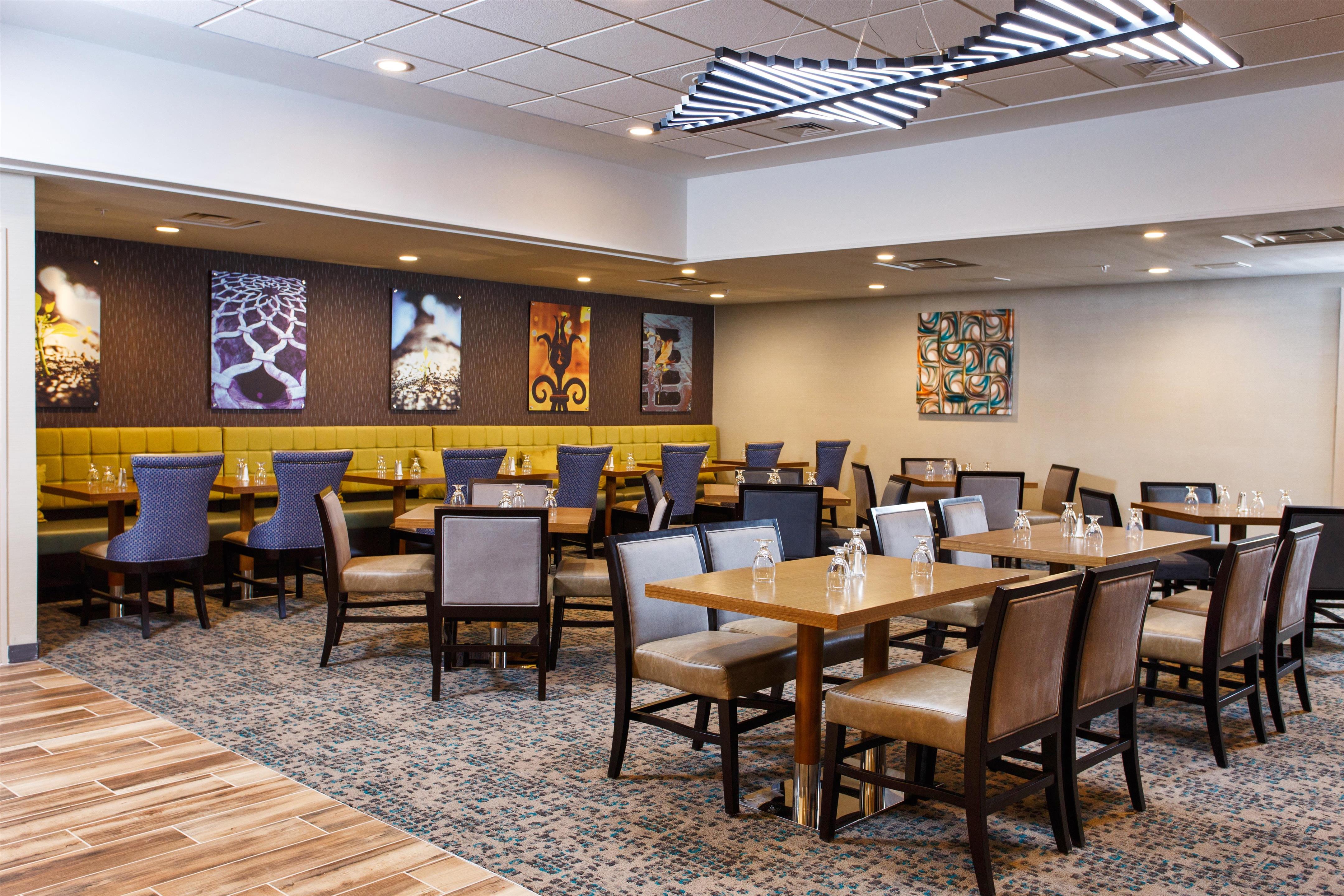 Restaurant | DoubleTree by Hilton Neenah