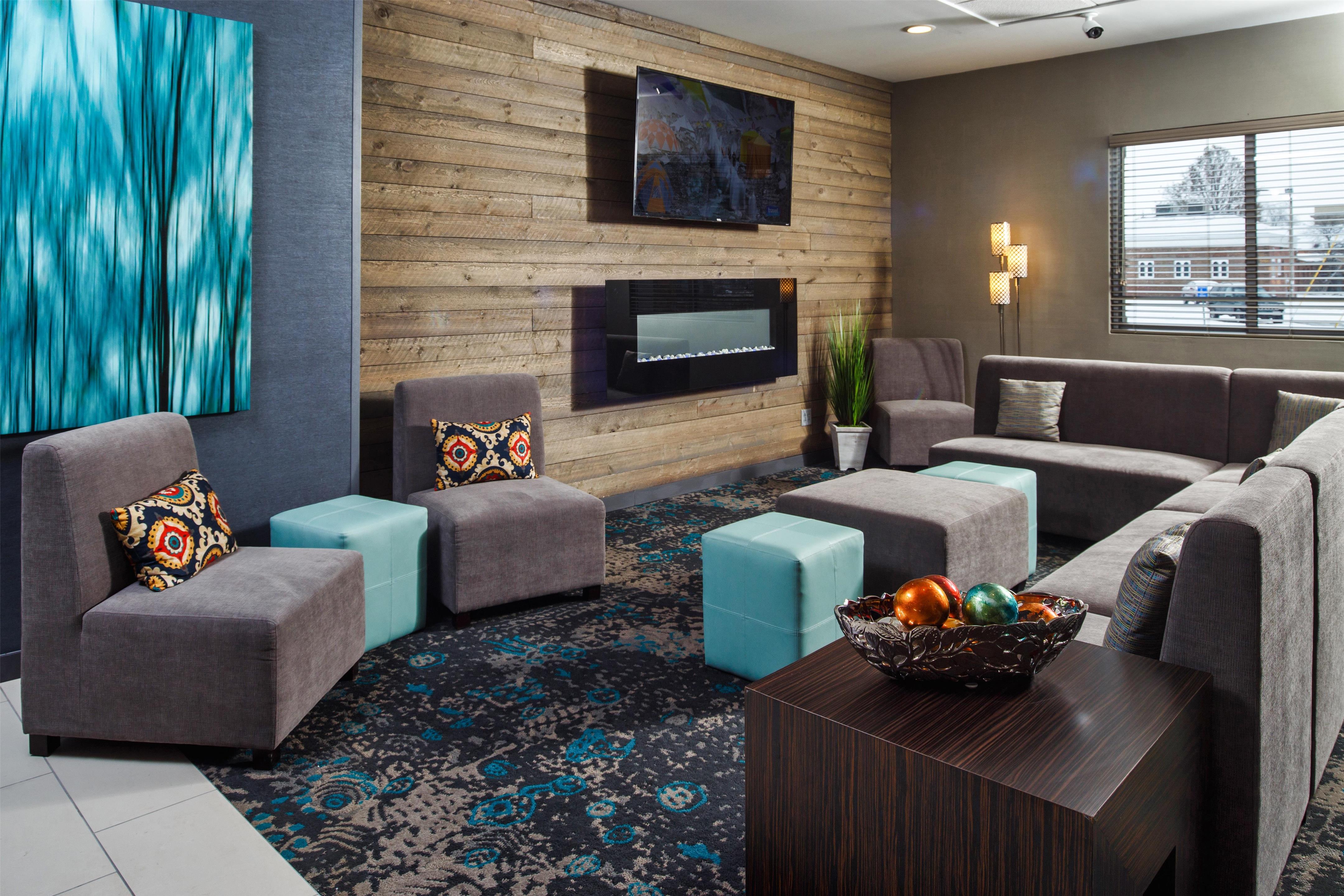 Lobby | DoubleTree by Hilton Neenah