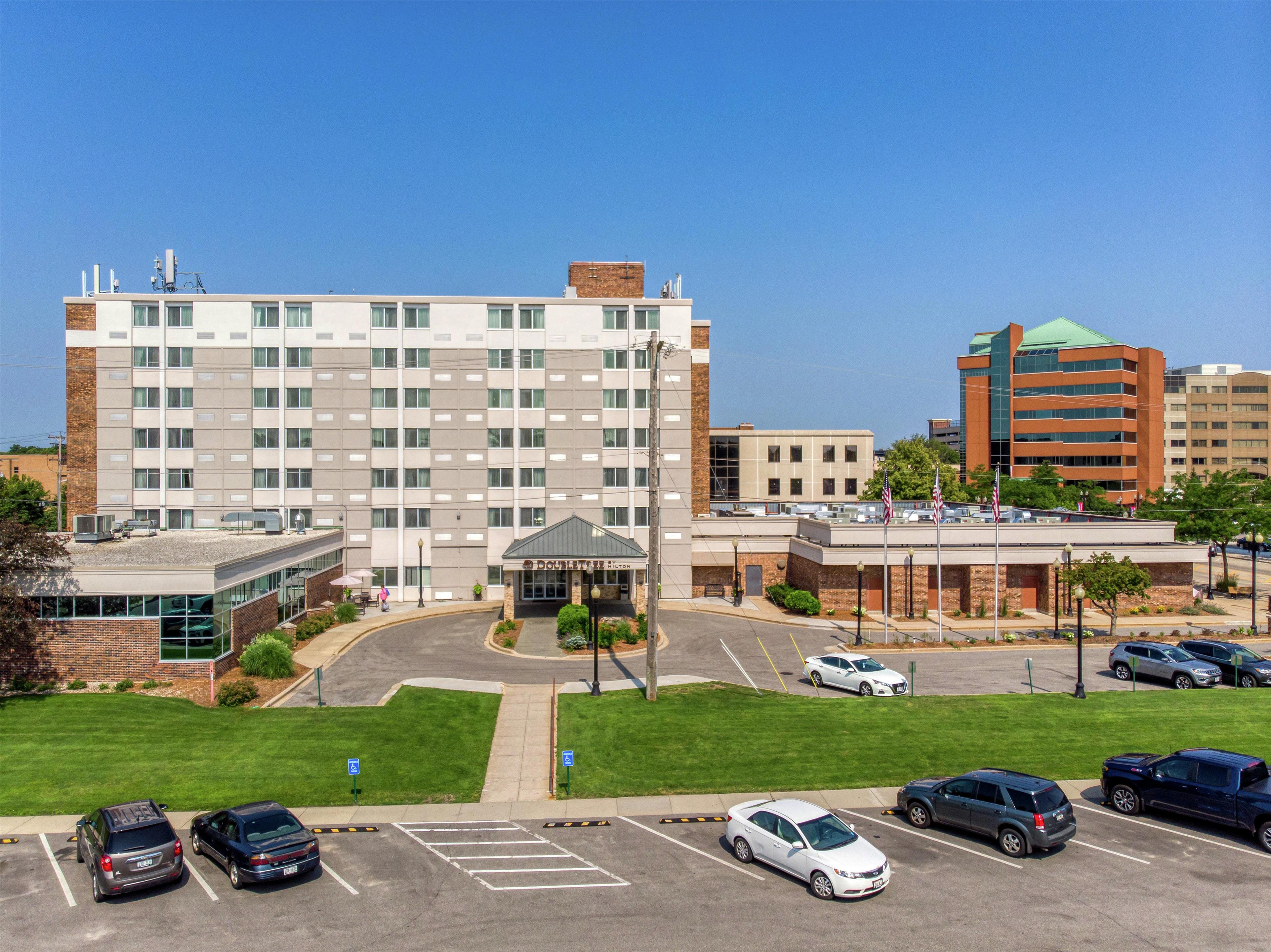 Exterior | DoubleTree by Hilton Neenah
