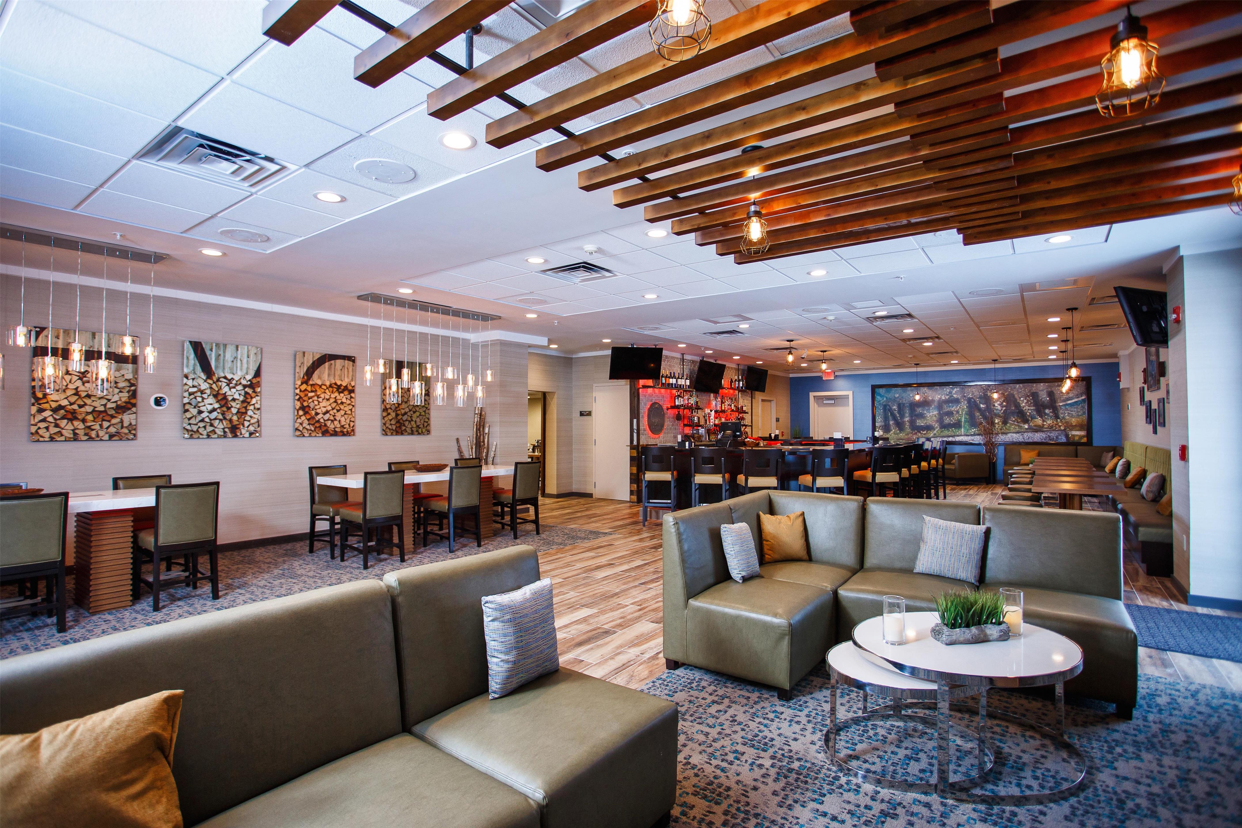 Lobby | DoubleTree by Hilton Neenah