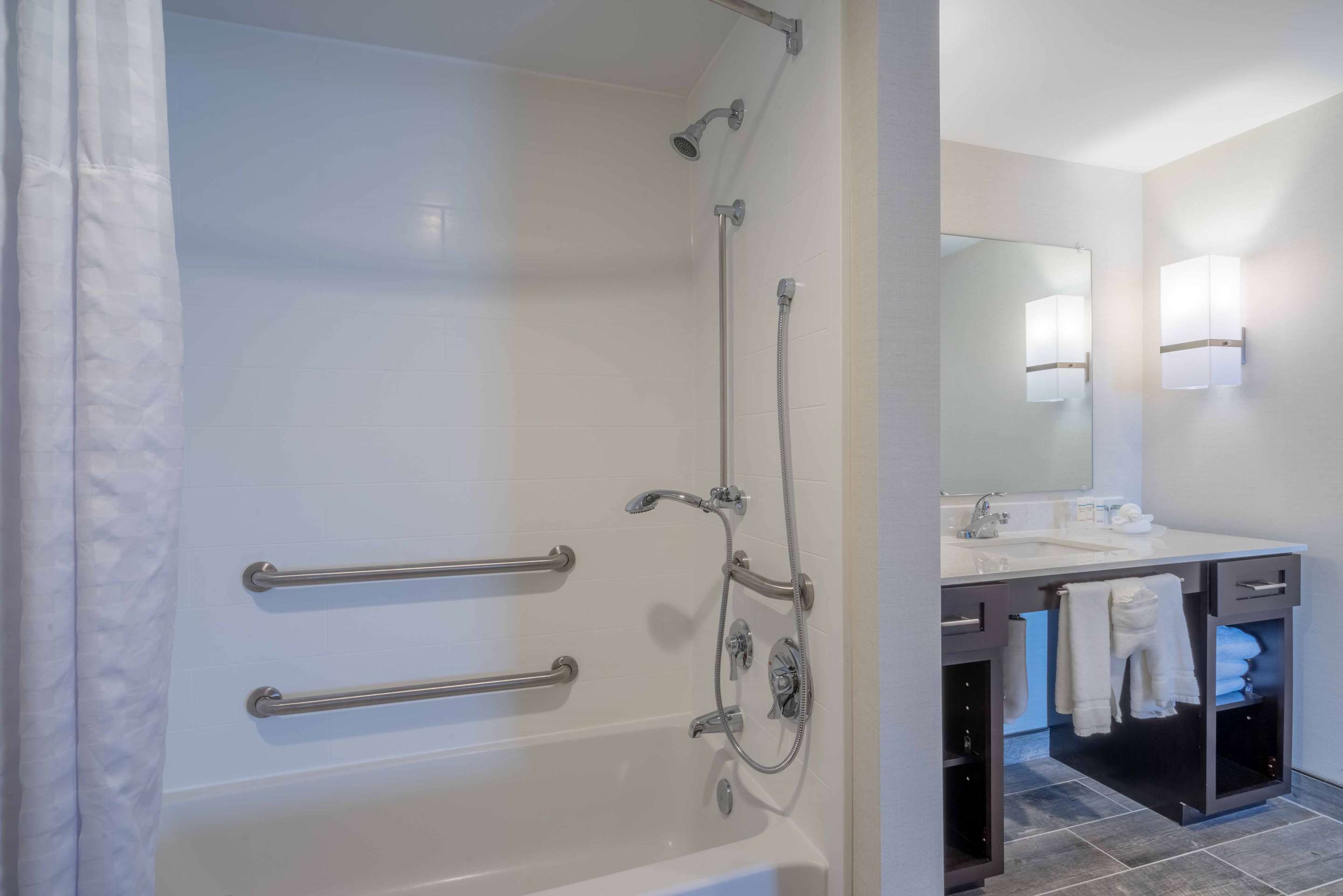 Guest room bath