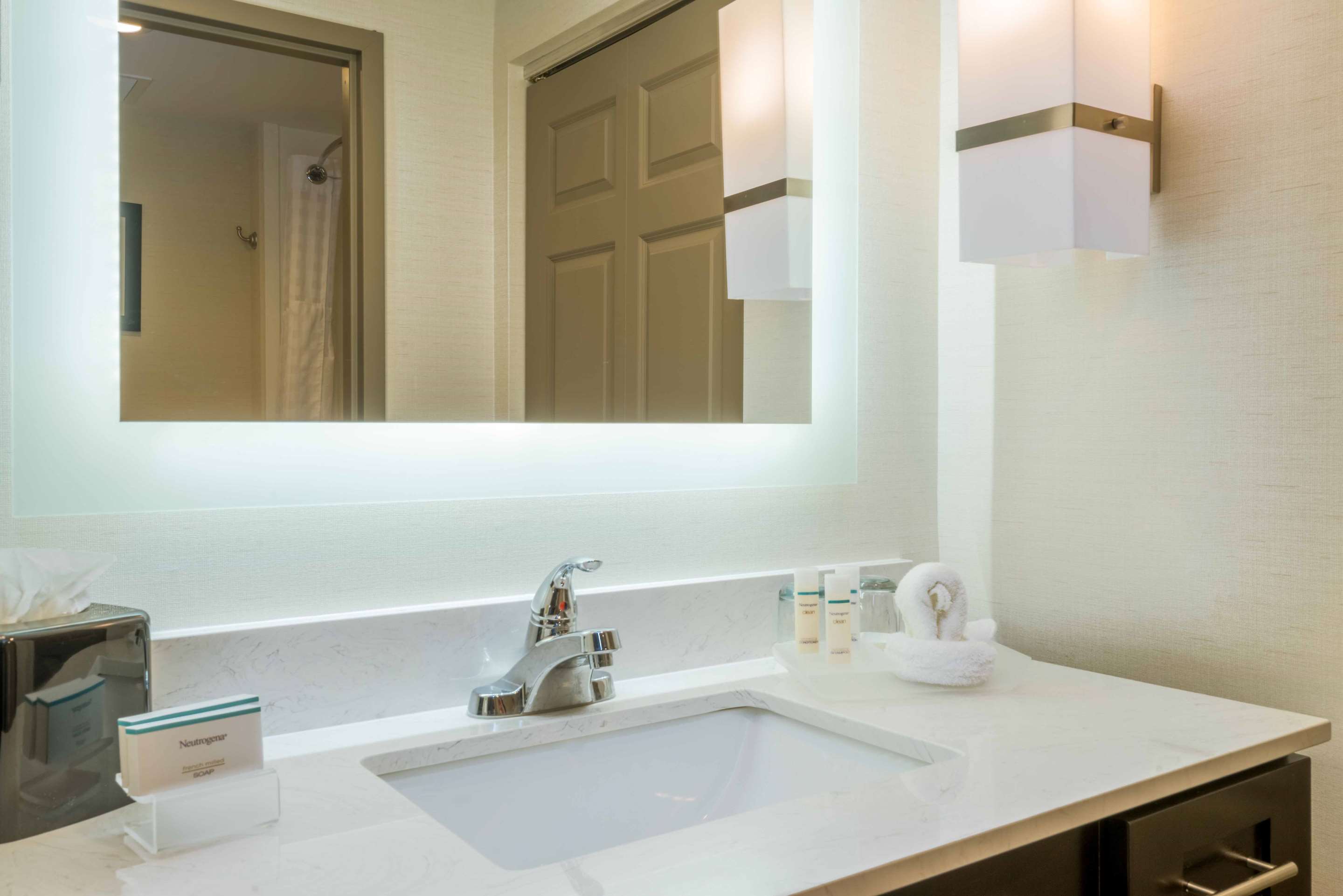 Guest room bath