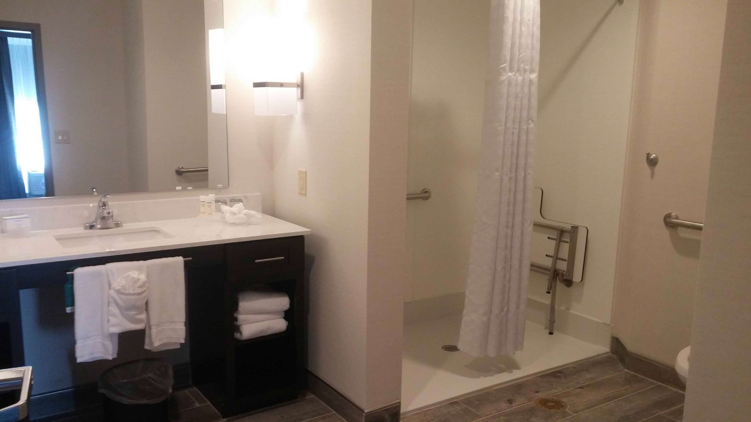Guest room bath
