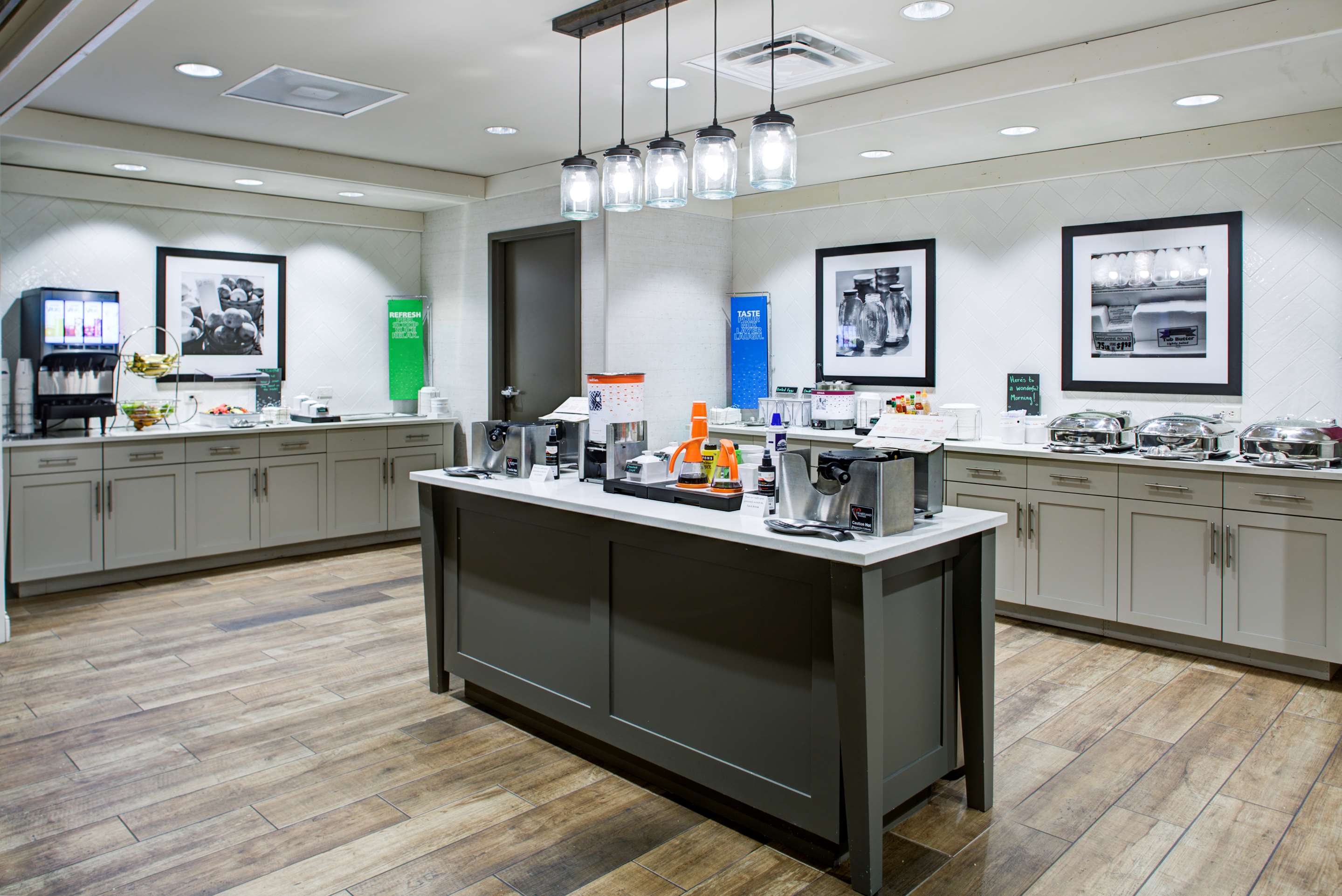 Breakfast Area | Hampton Inn & Suites Pittsburg Kansas Crossing
