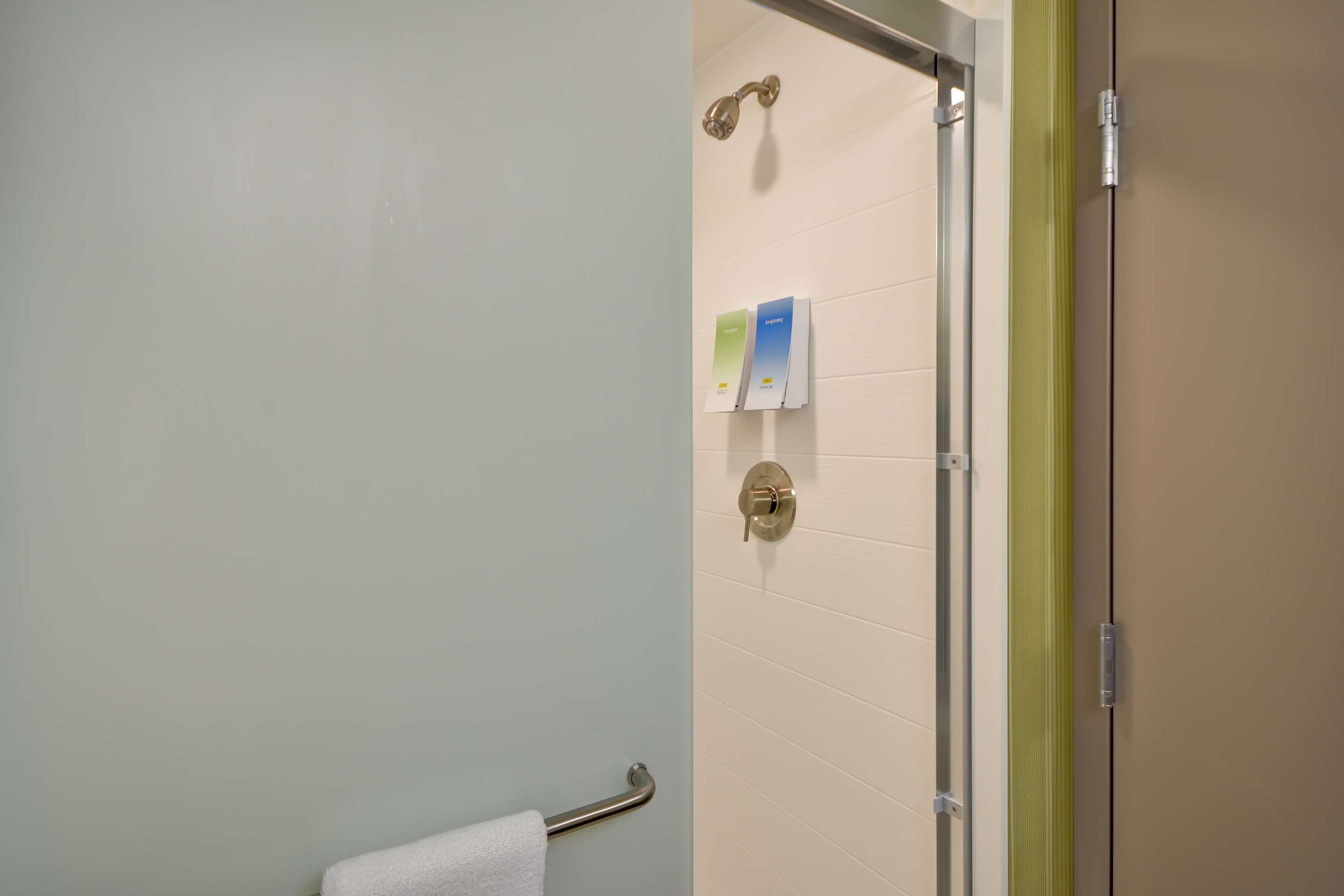 Guest room bath
