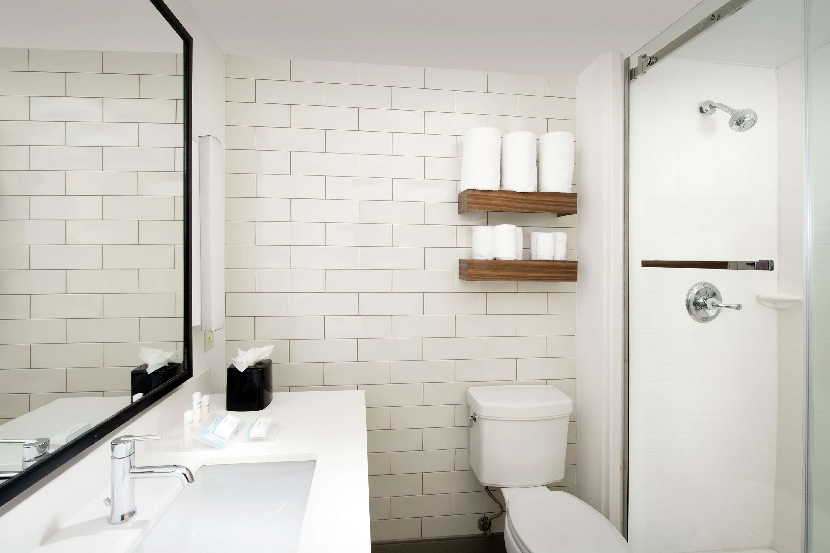 Guest room bath