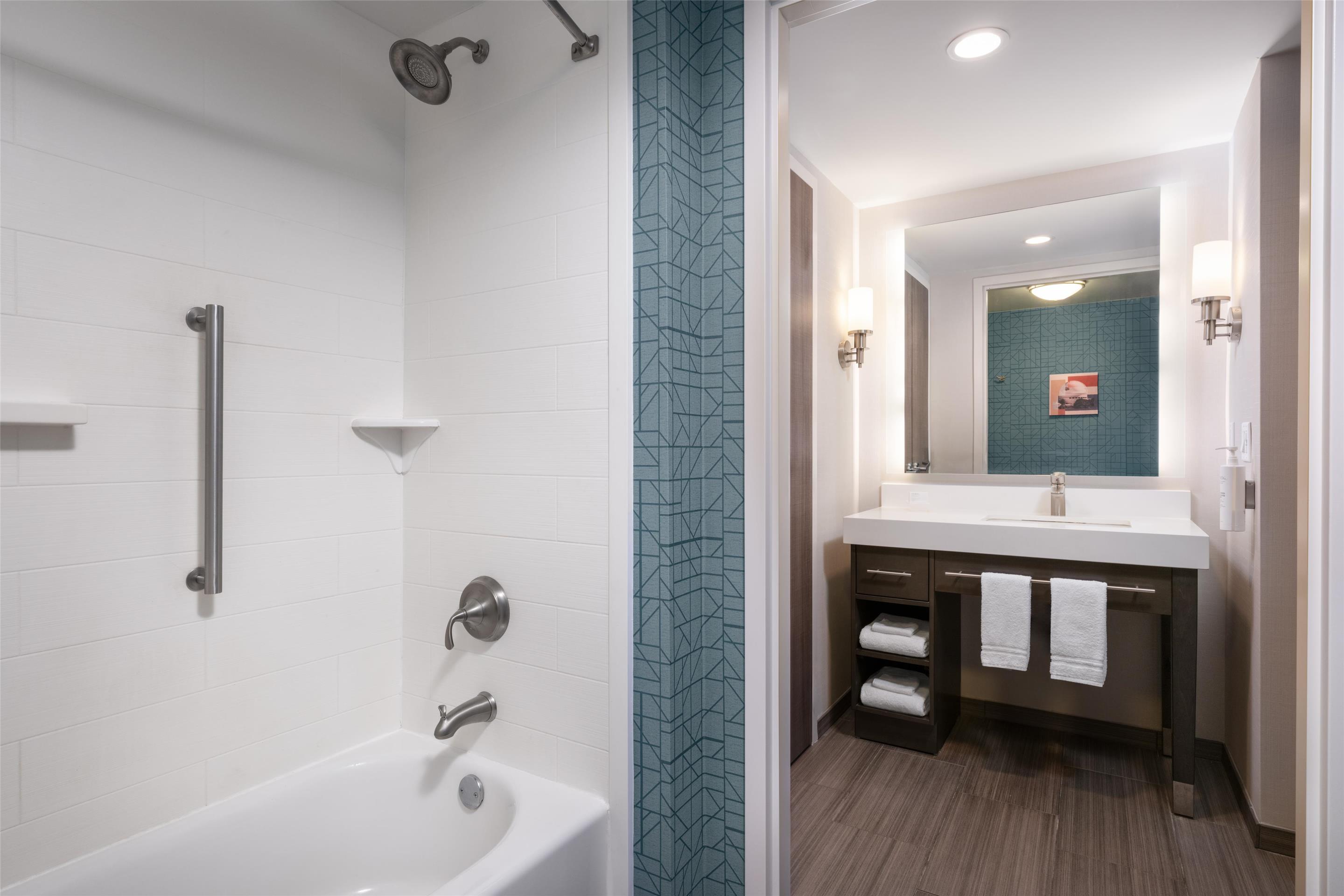 Guest room bath