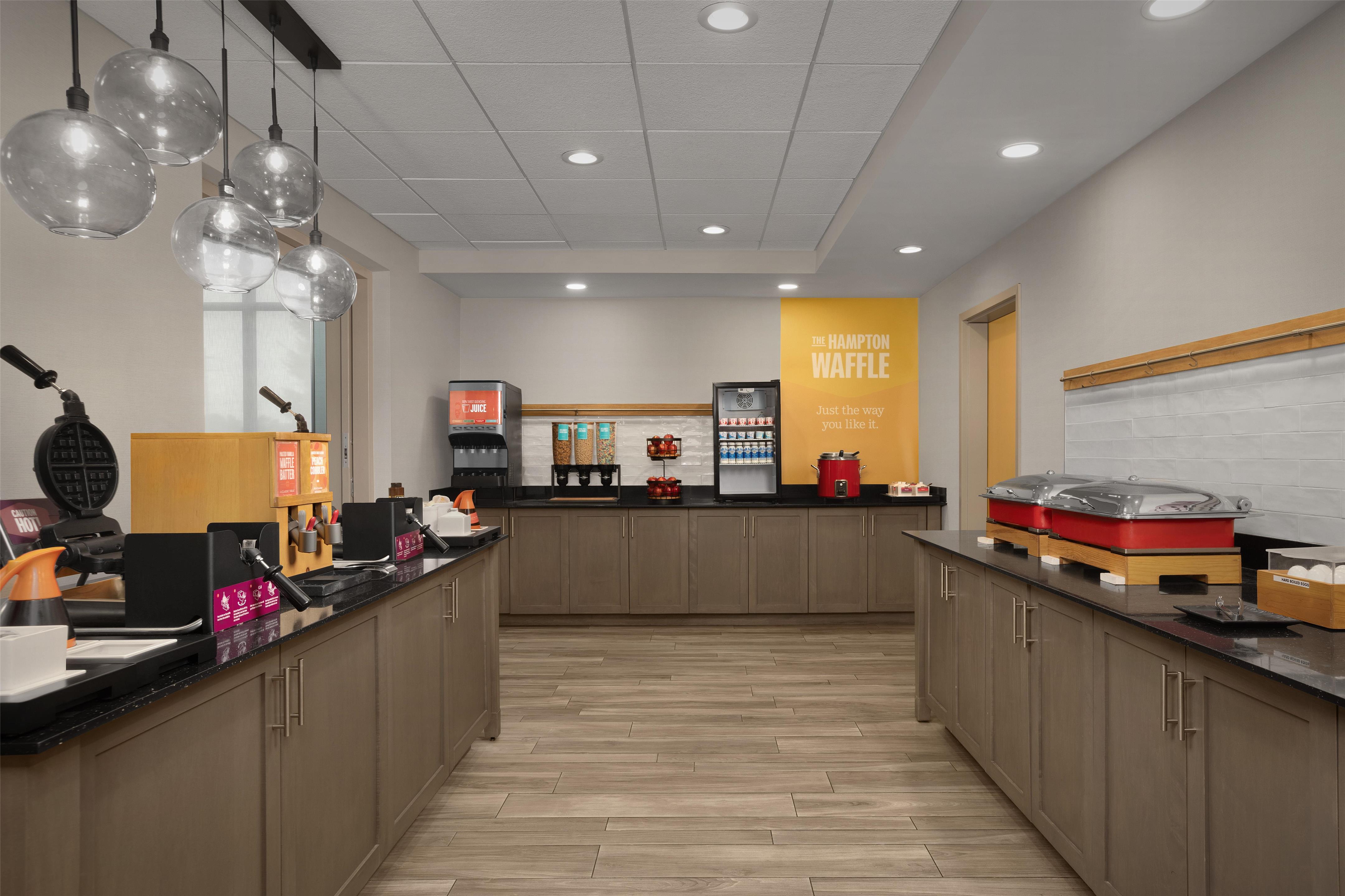 Breakfast Area | Hampton Inn & Suites St. Louis/Alton