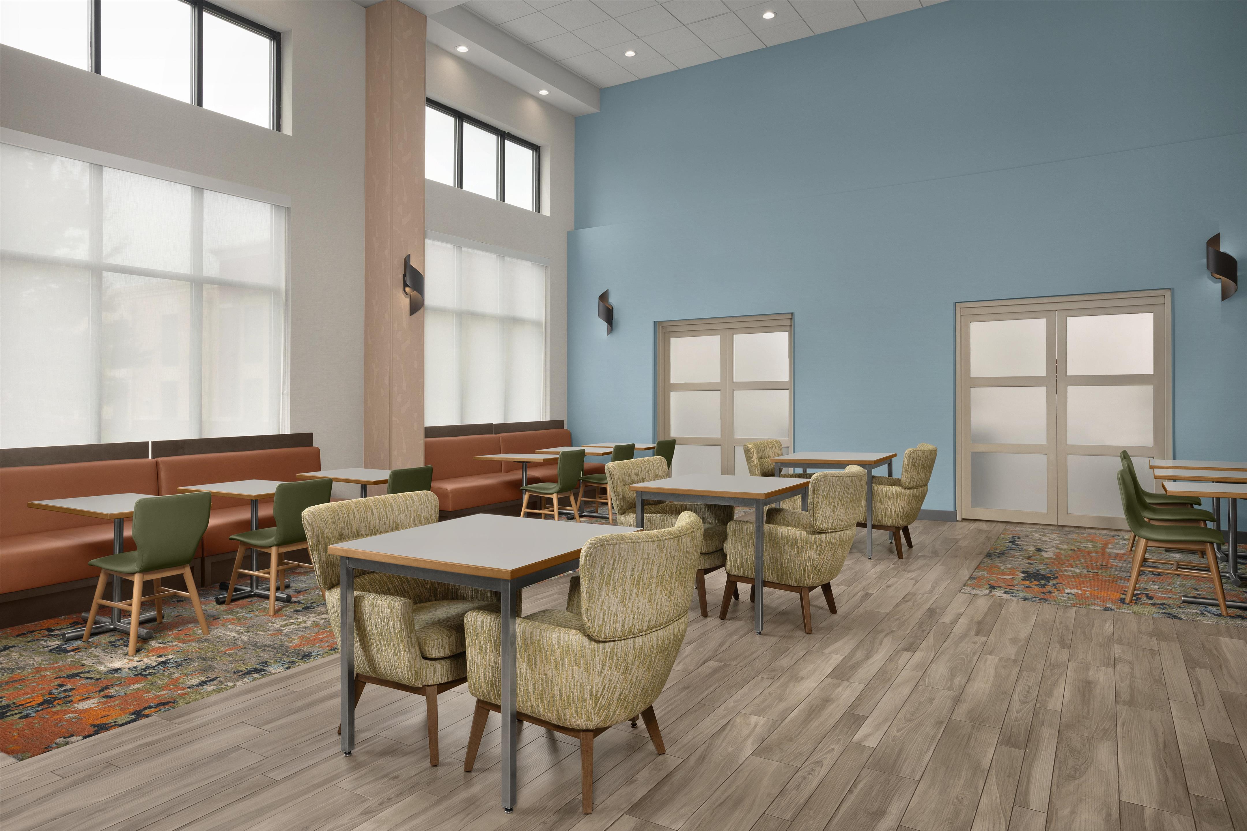 Breakfast Area | Hampton Inn & Suites St. Louis/Alton