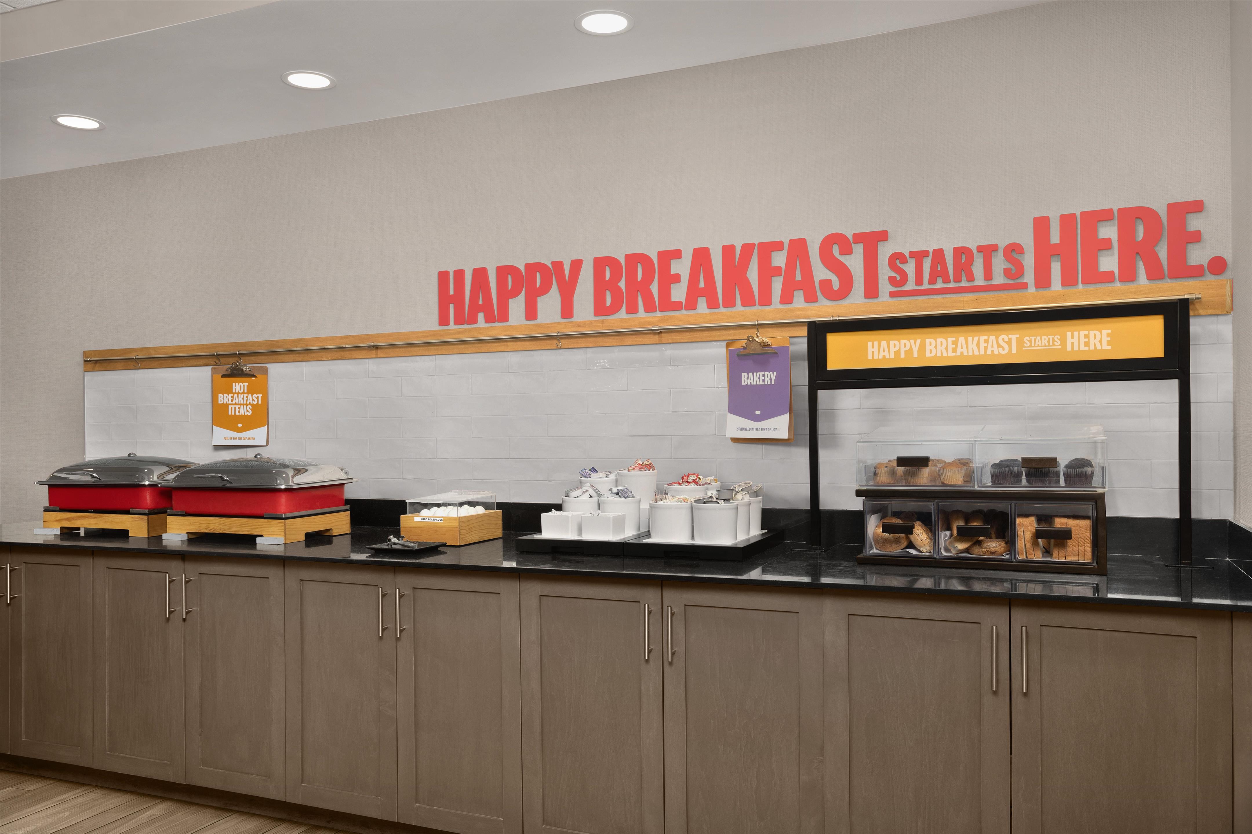 Breakfast Area | Hampton Inn & Suites St. Louis/Alton