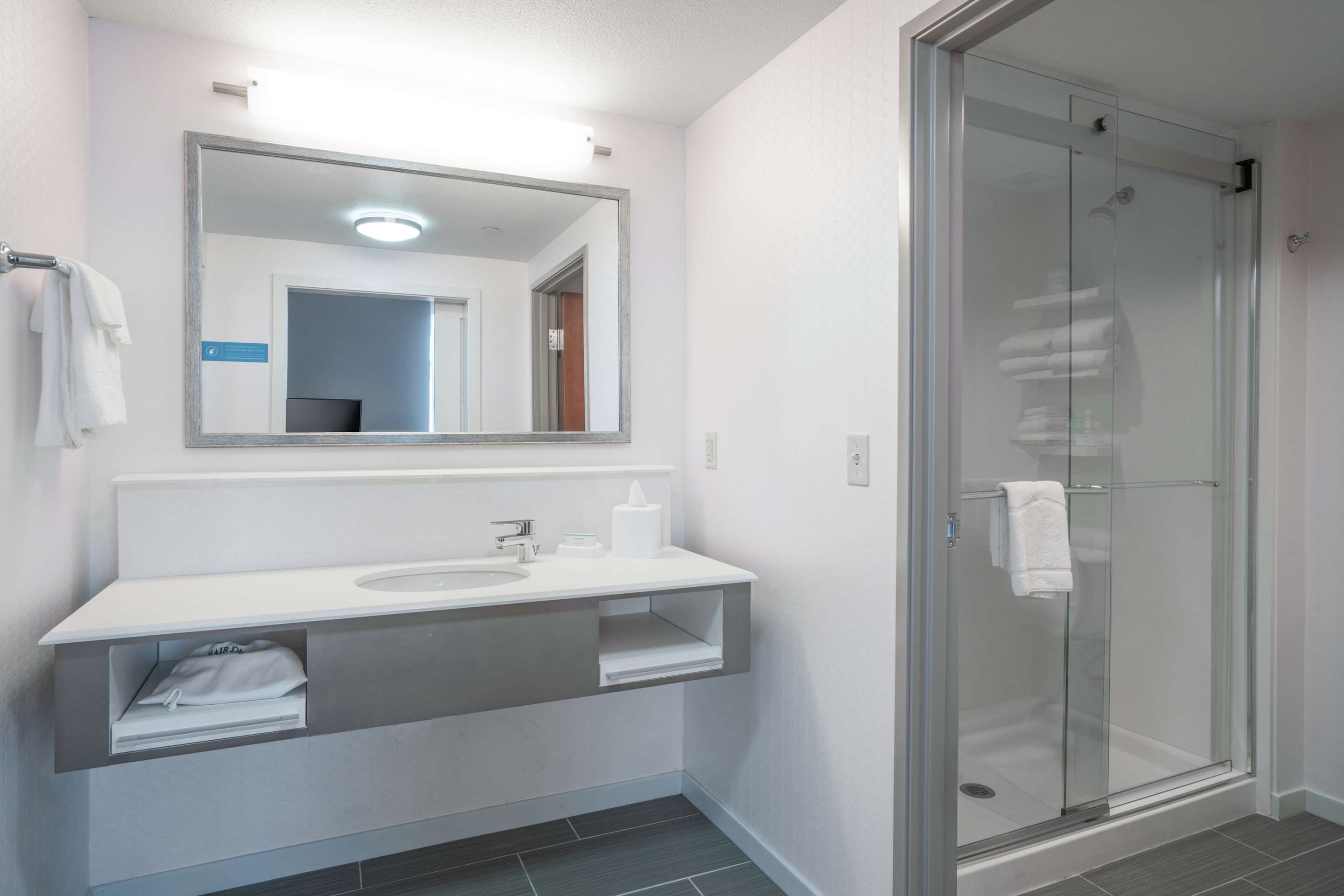 Guest room bath