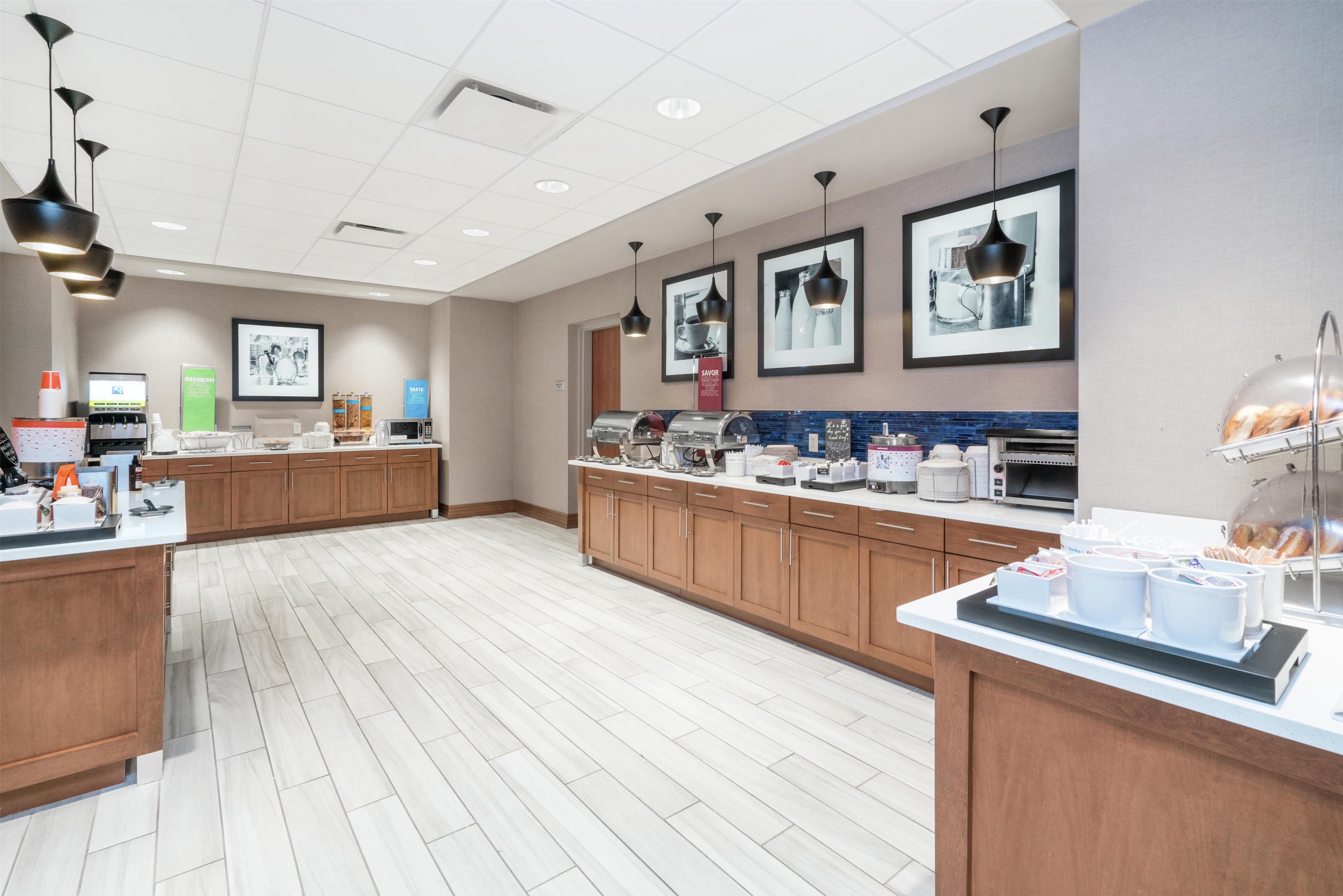 Breakfast Area | Hampton Inn & Suites Newburgh Stewart Airport