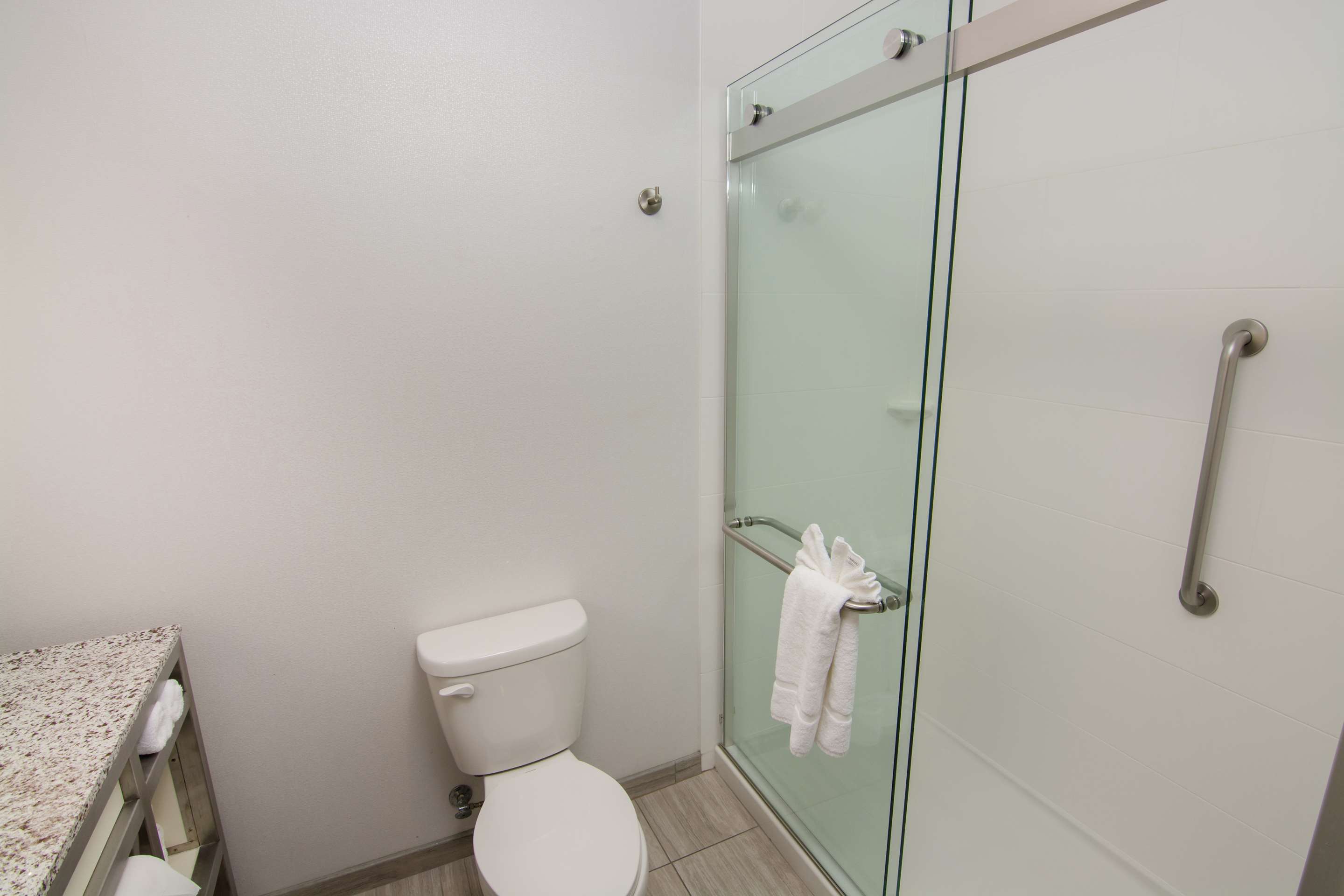 Guest room bath