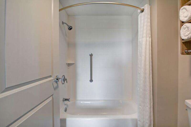 Guest room bath
