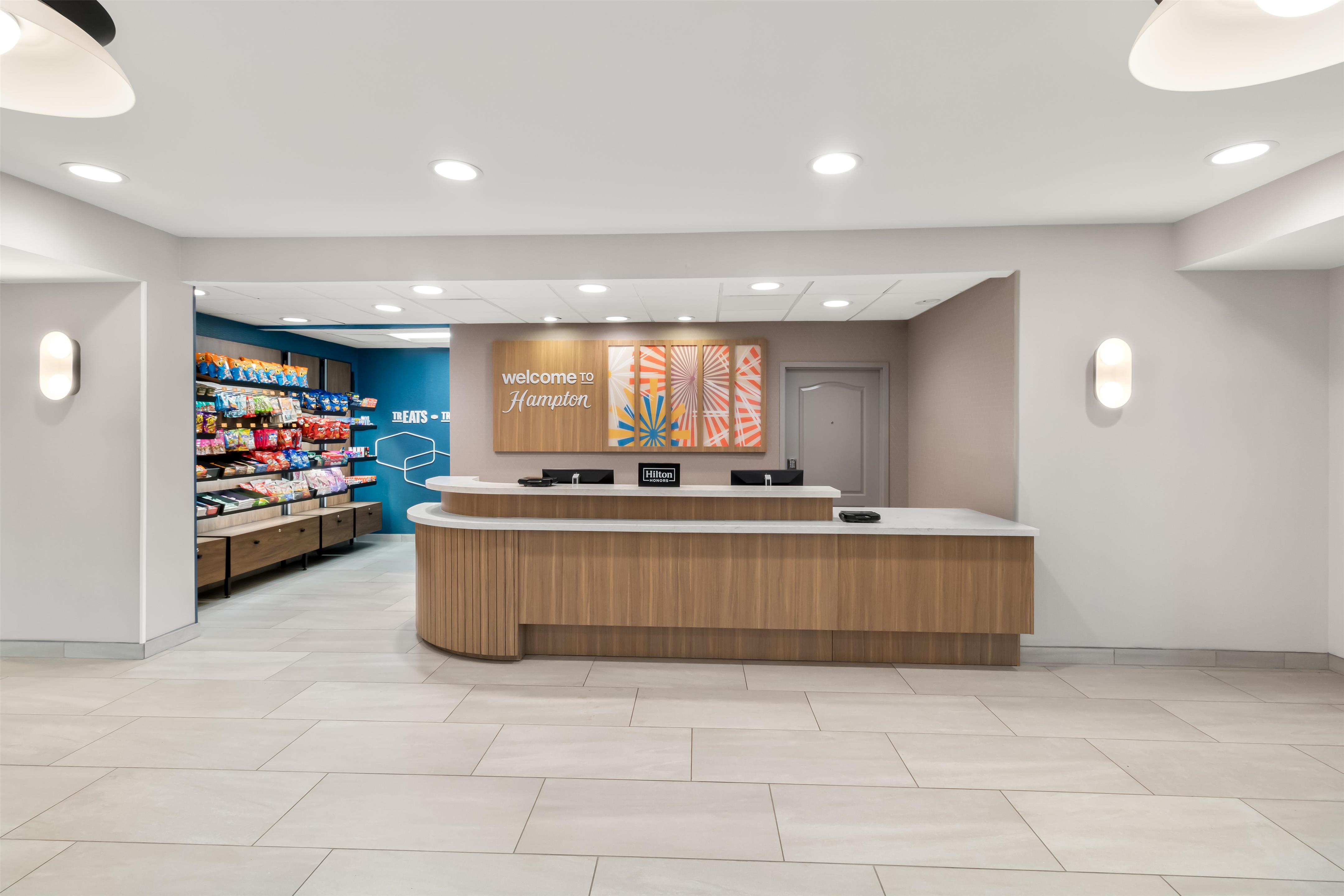 Lobby | Hampton Inn & Suites New Castle