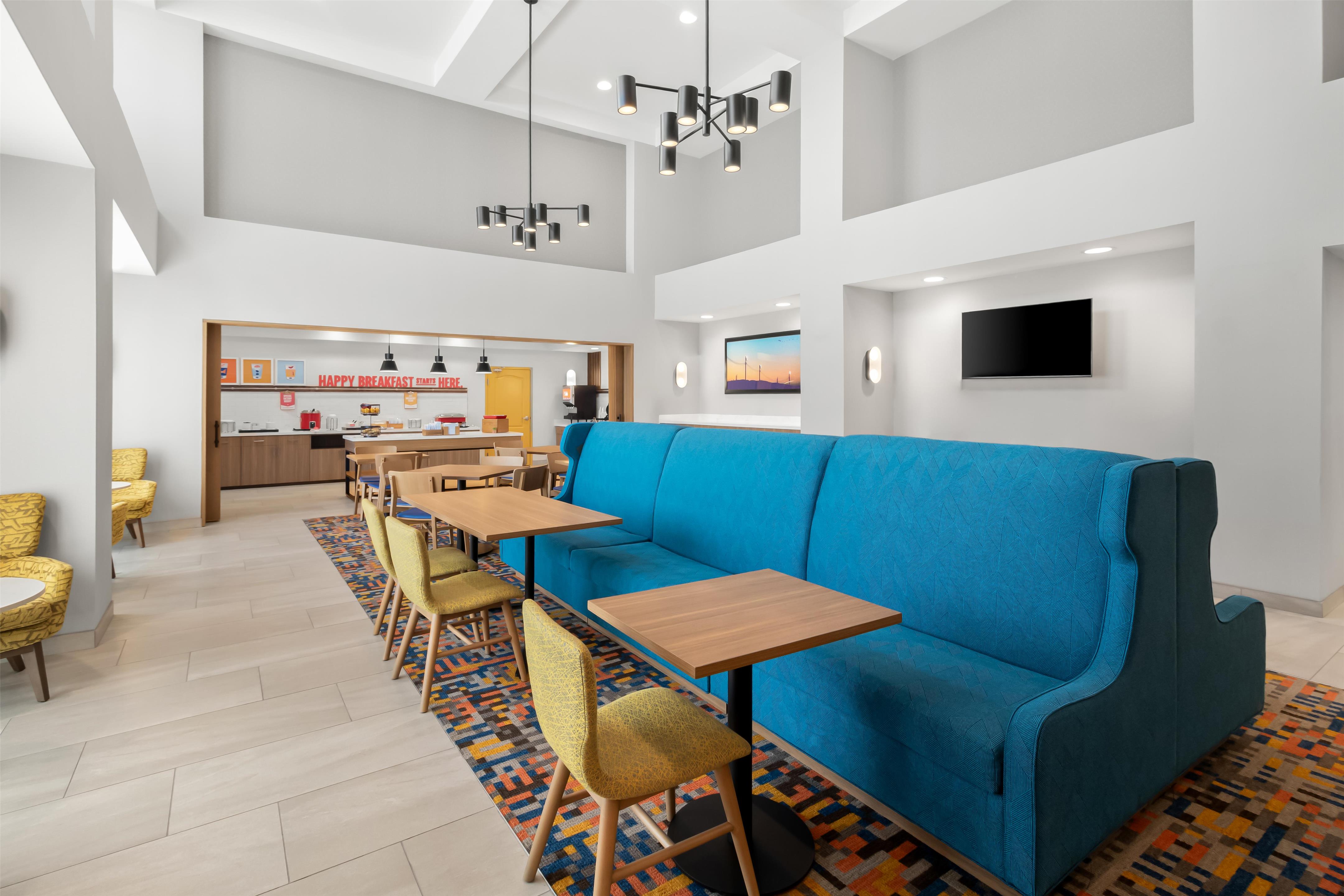 Lobby | Hampton Inn & Suites New Castle