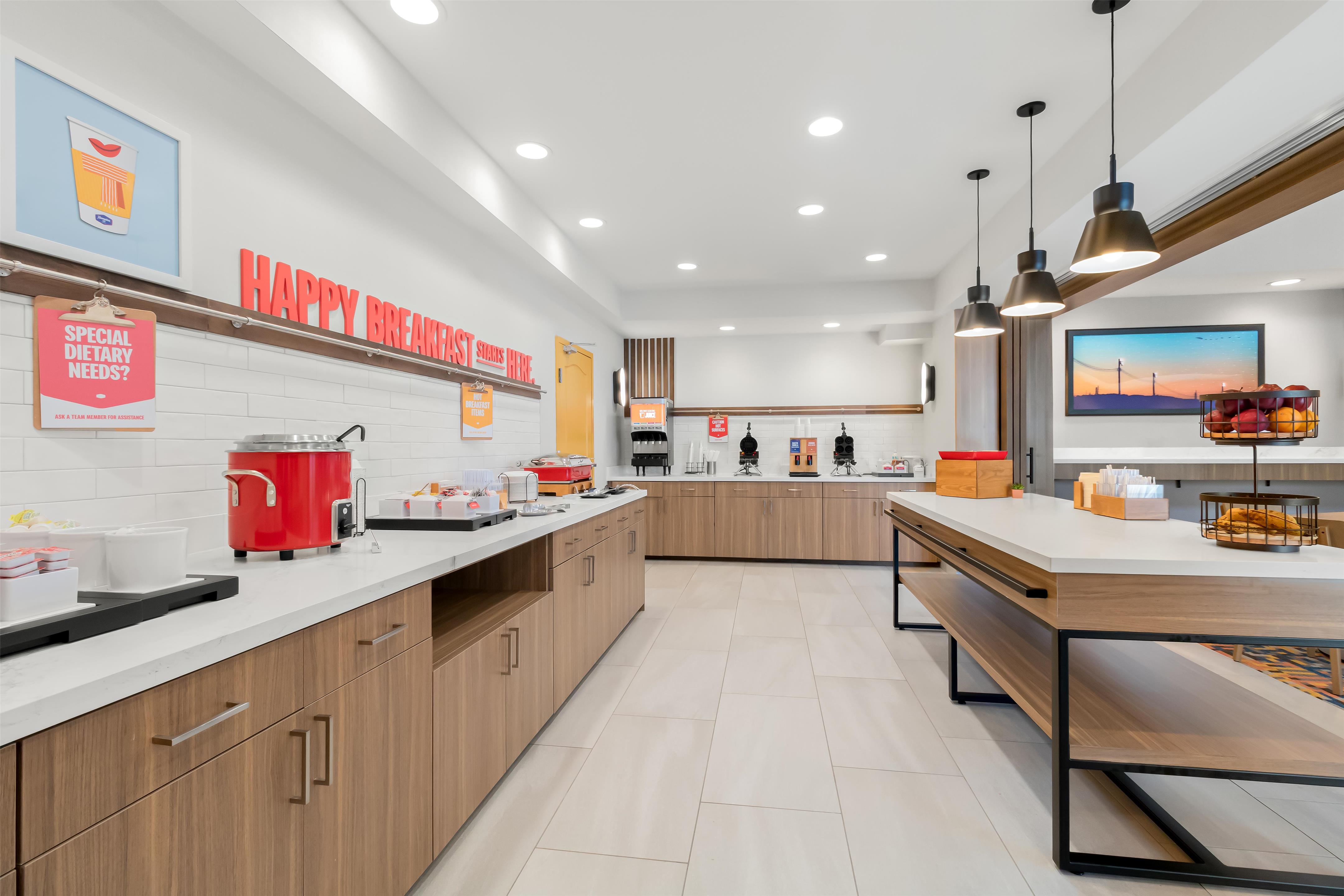 Breakfast Area | Hampton Inn & Suites New Castle