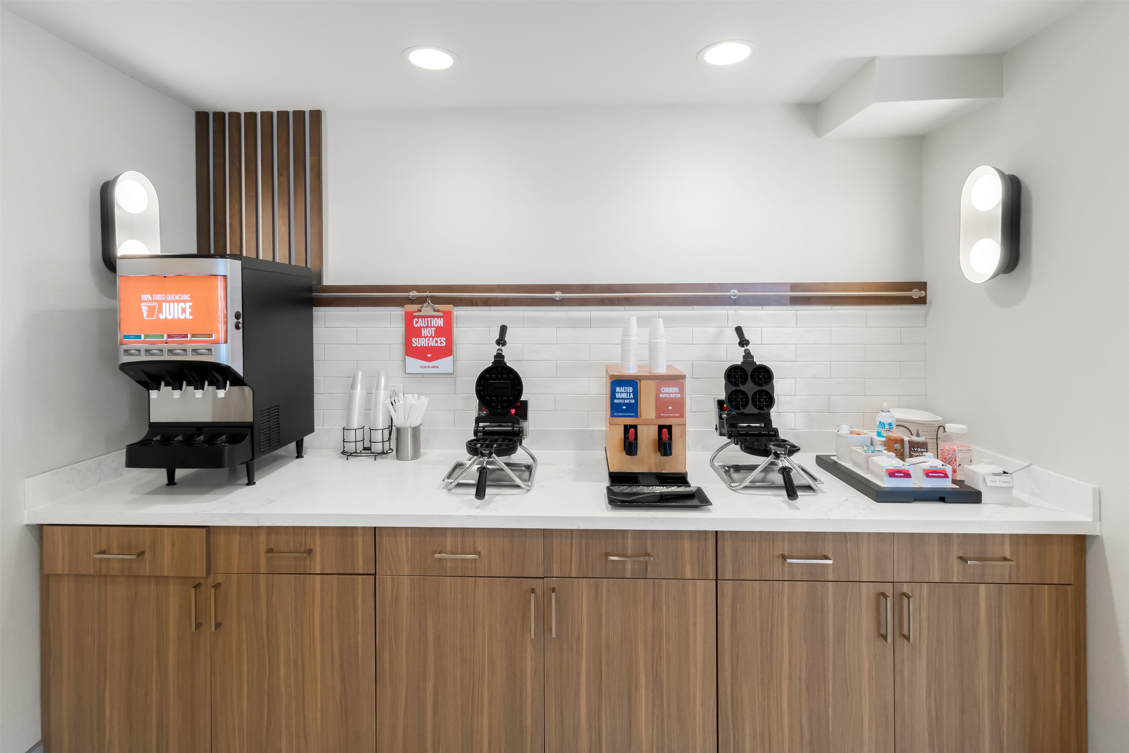 Breakfast Area | Hampton Inn & Suites New Castle