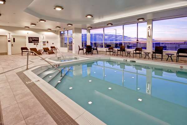 Pool - Hampton Inn & Suites Grande Prairie