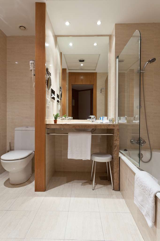 Senator Parque Central-guestroom-Guest Room,Bathroom,On-Site.jpg