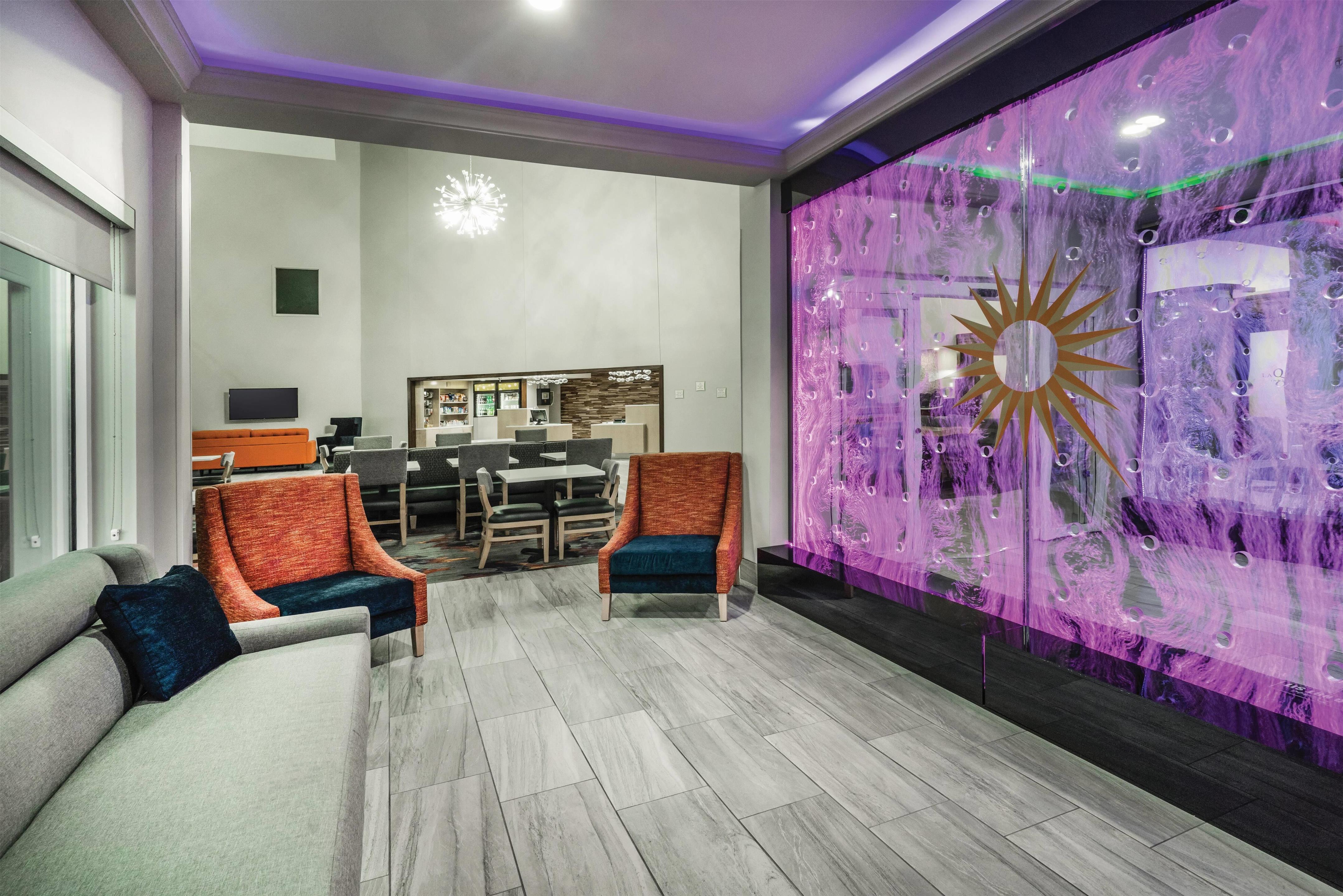 Lobby | La Quinta Inn & Suites by Wyndham Chattanooga-Hamilton Place