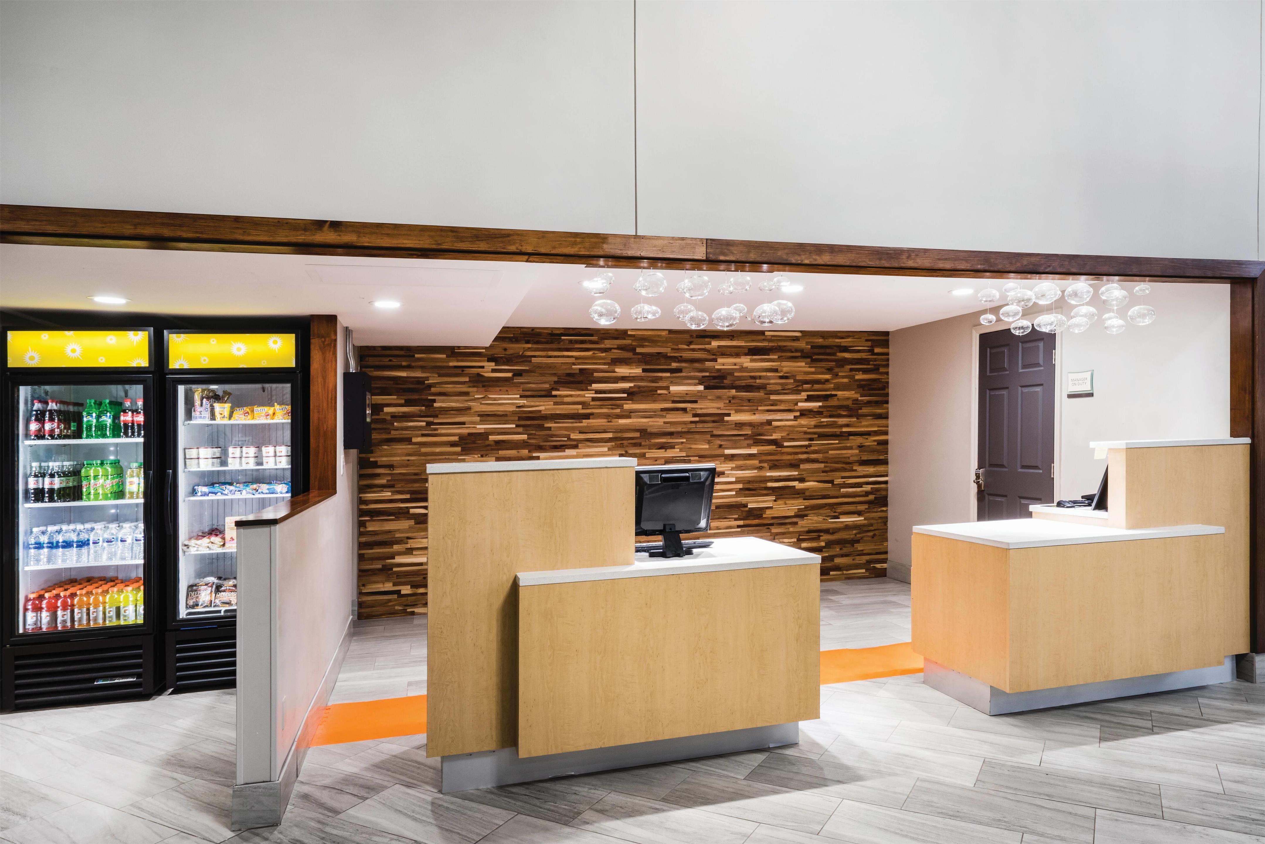 Lobby | La Quinta Inn & Suites by Wyndham Chattanooga-Hamilton Place