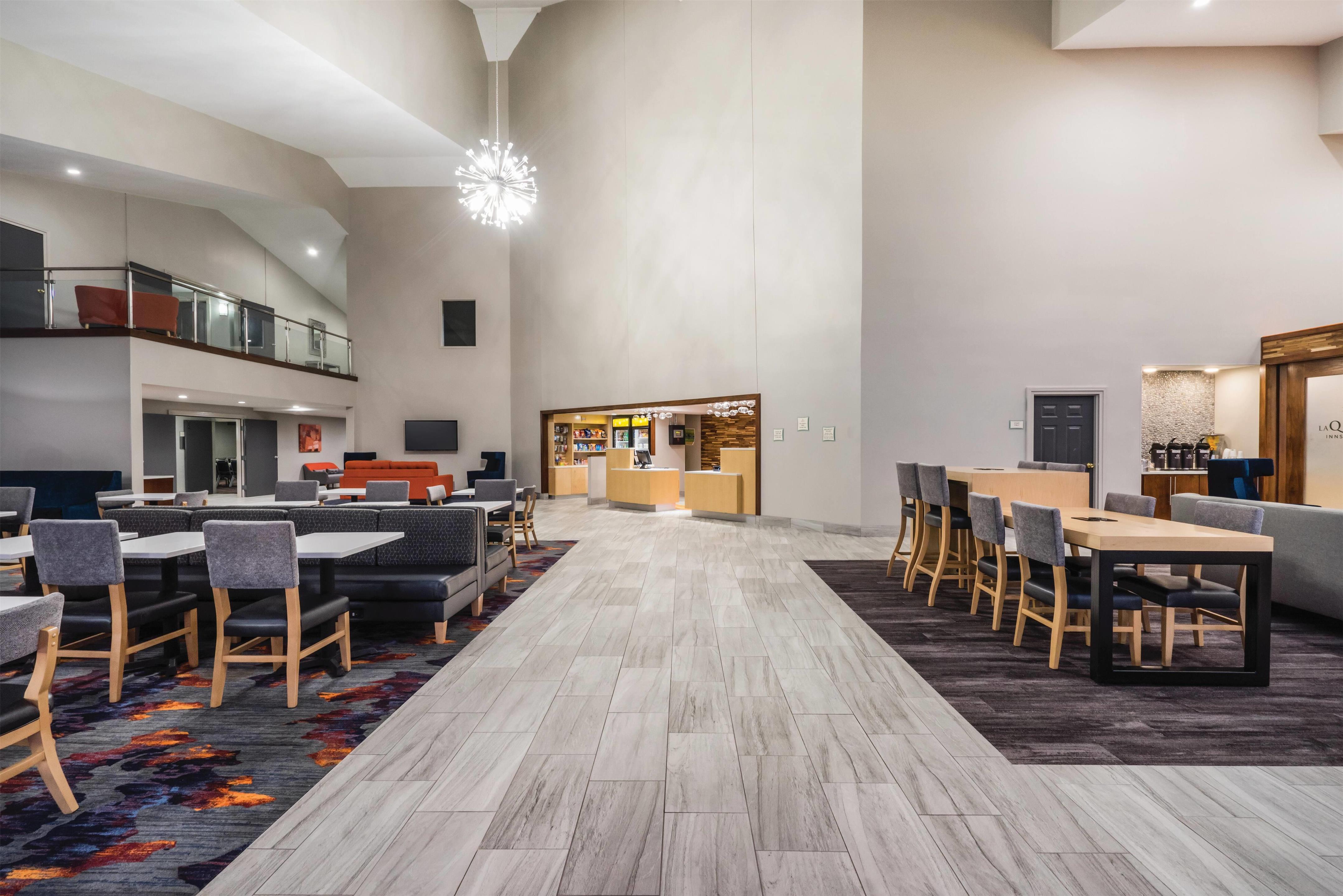 Lobby | La Quinta Inn & Suites by Wyndham Chattanooga-Hamilton Place