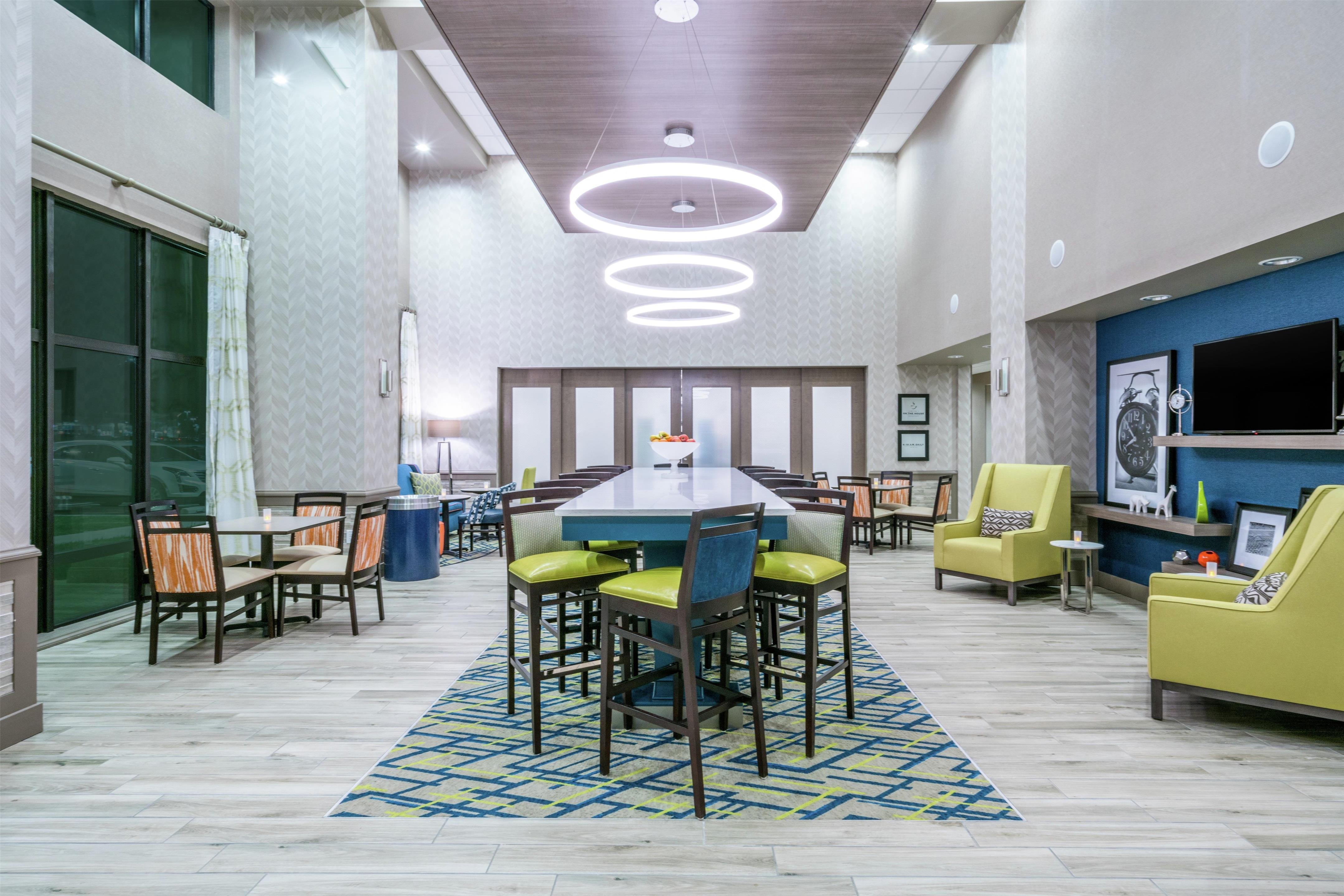 Lobby | Hampton Inn & Suites Glenarden/Washington DC