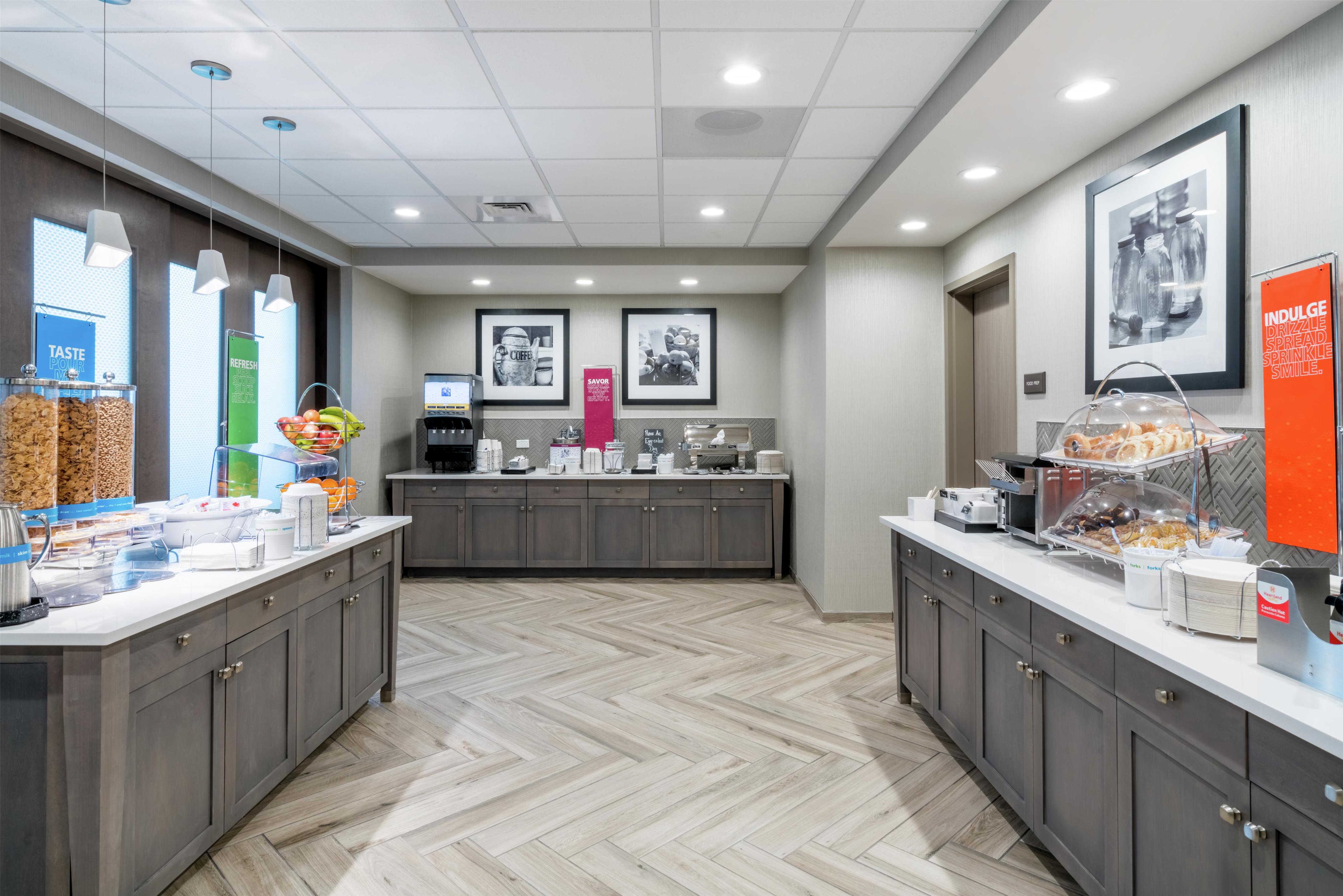 Breakfast Area | Hampton Inn & Suites Glenarden/Washington DC