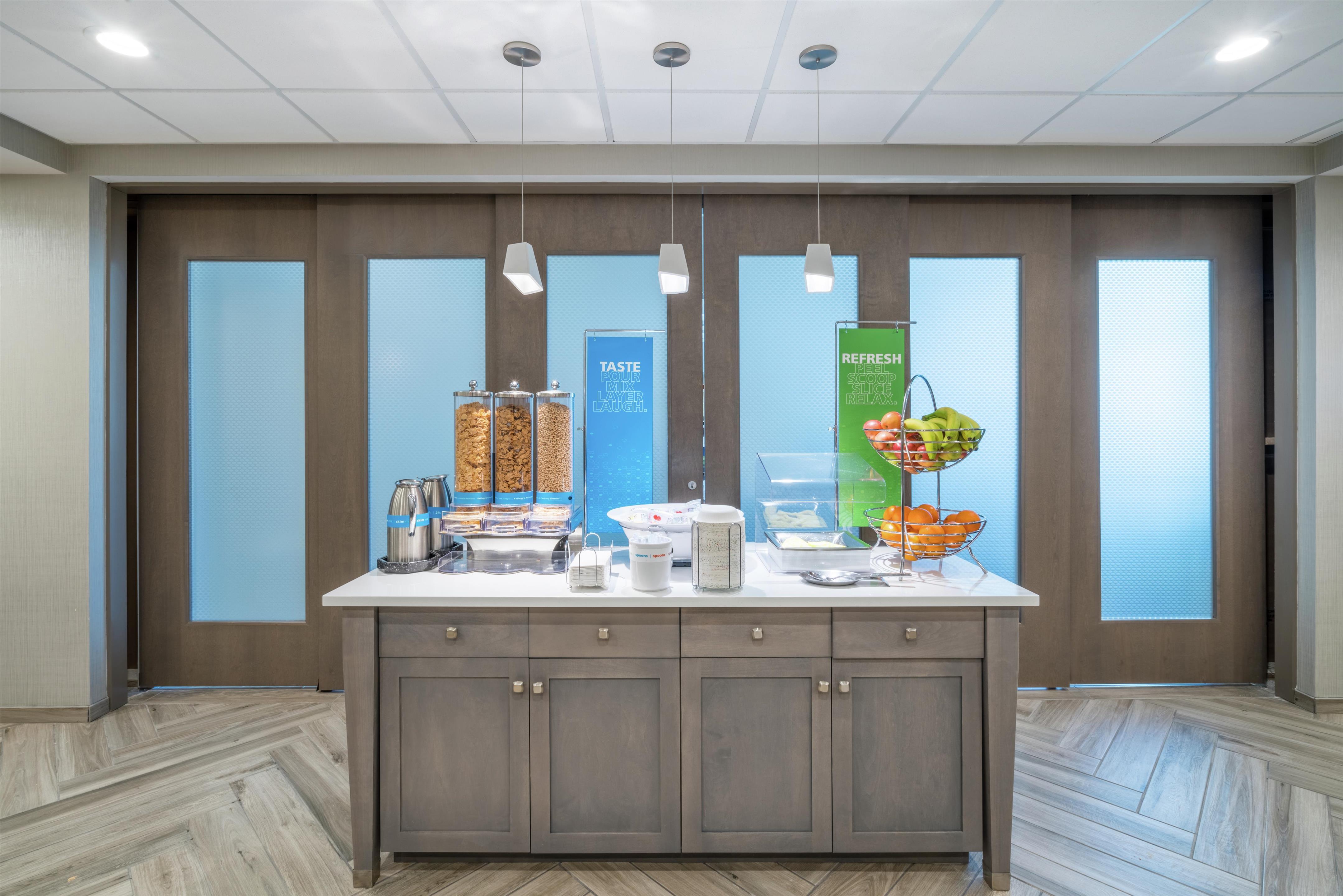 Breakfast Area | Hampton Inn & Suites Glenarden/Washington DC