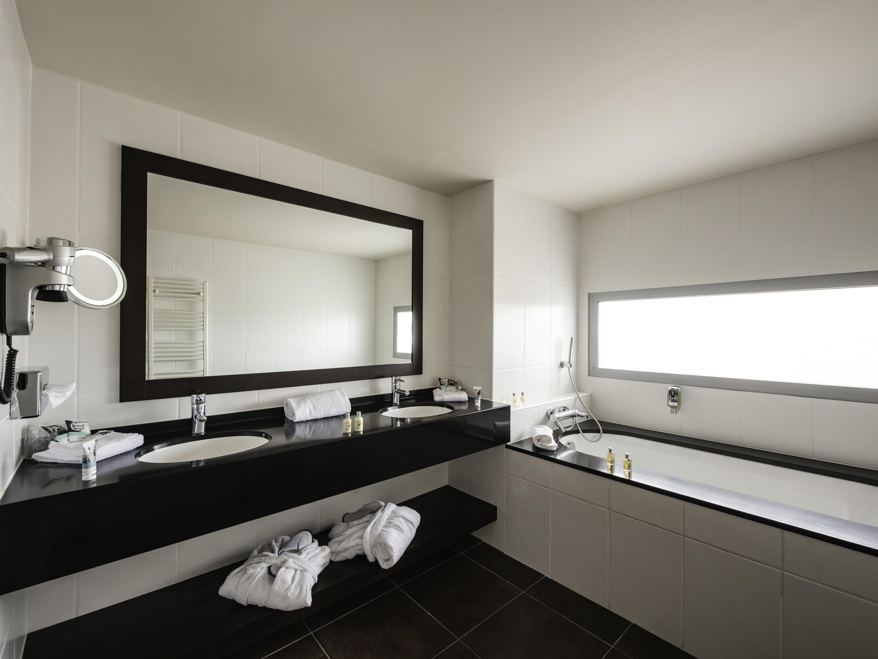 Mercure Lyon Genas Eurexpo Room Type - Suite with 1 double bed, sofa bed and balcony