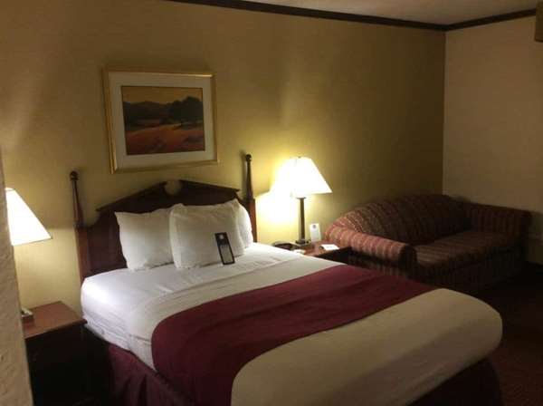  - Baymont Inn & Suites Effingham - I-57 & I-70, Exit 159