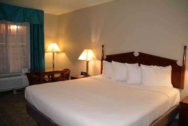  - Baymont Inn & Suites Effingham - I-57 & I-70, Exit 159