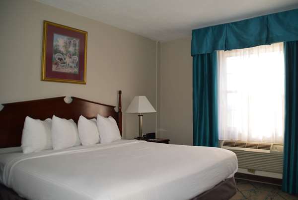  - Baymont Inn & Suites Effingham - I-57 & I-70, Exit 159