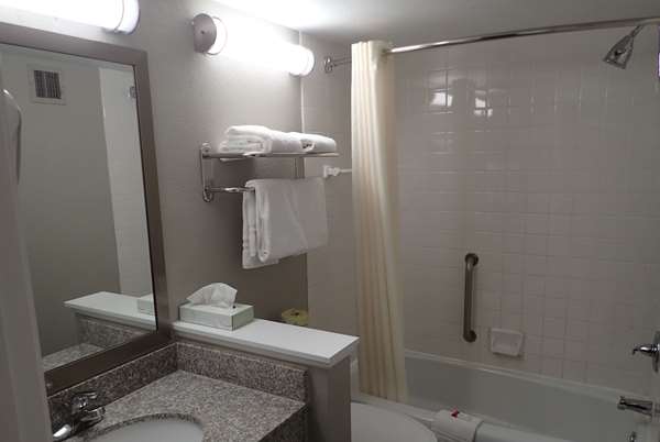  - Baymont Inn & Suites Effingham - I-57 & I-70, Exit 159