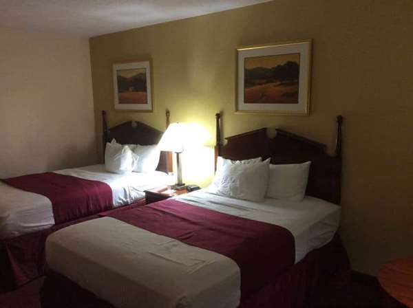  - Baymont Inn & Suites Effingham - I-57 & I-70, Exit 159
