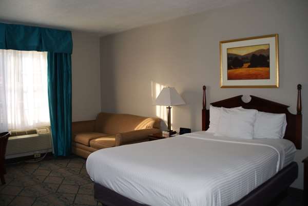  - Baymont Inn & Suites Effingham - I-57 & I-70, Exit 159