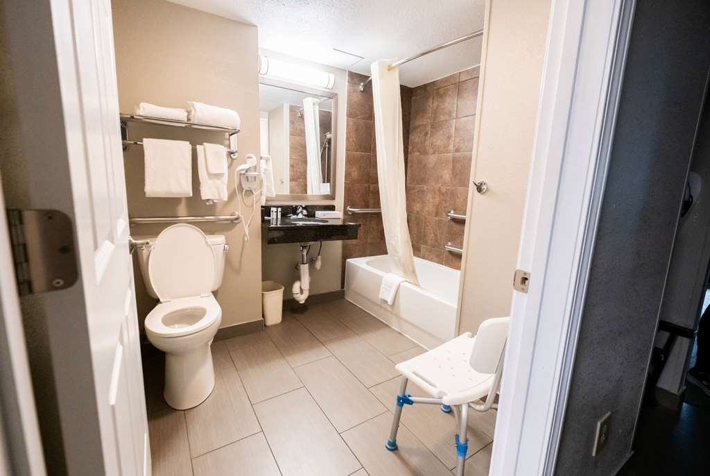 BAYMONT BY WYNDHAM, EFFINGHAM-guestroom-Guest Room,Bathroom,On-Site.jpg