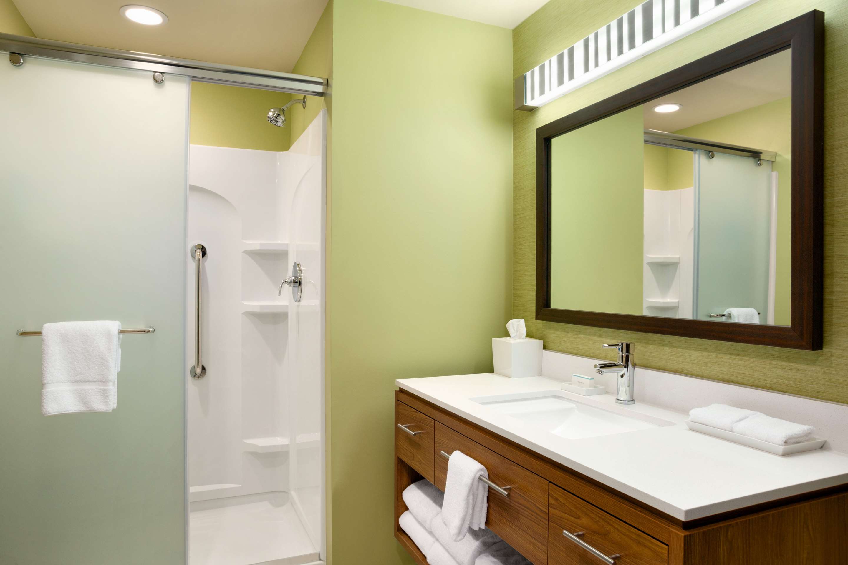 Guest room bath