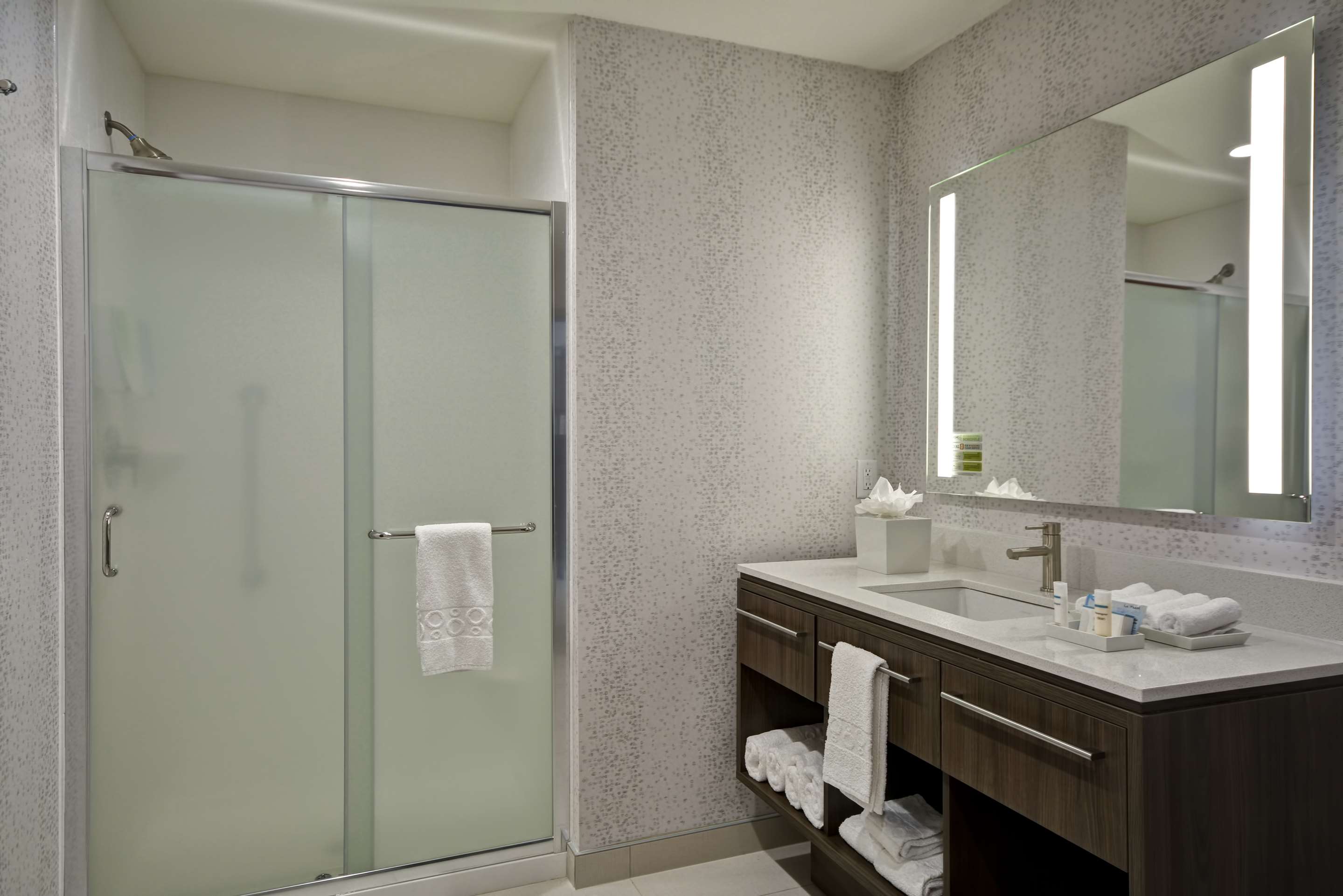 Guest room bath