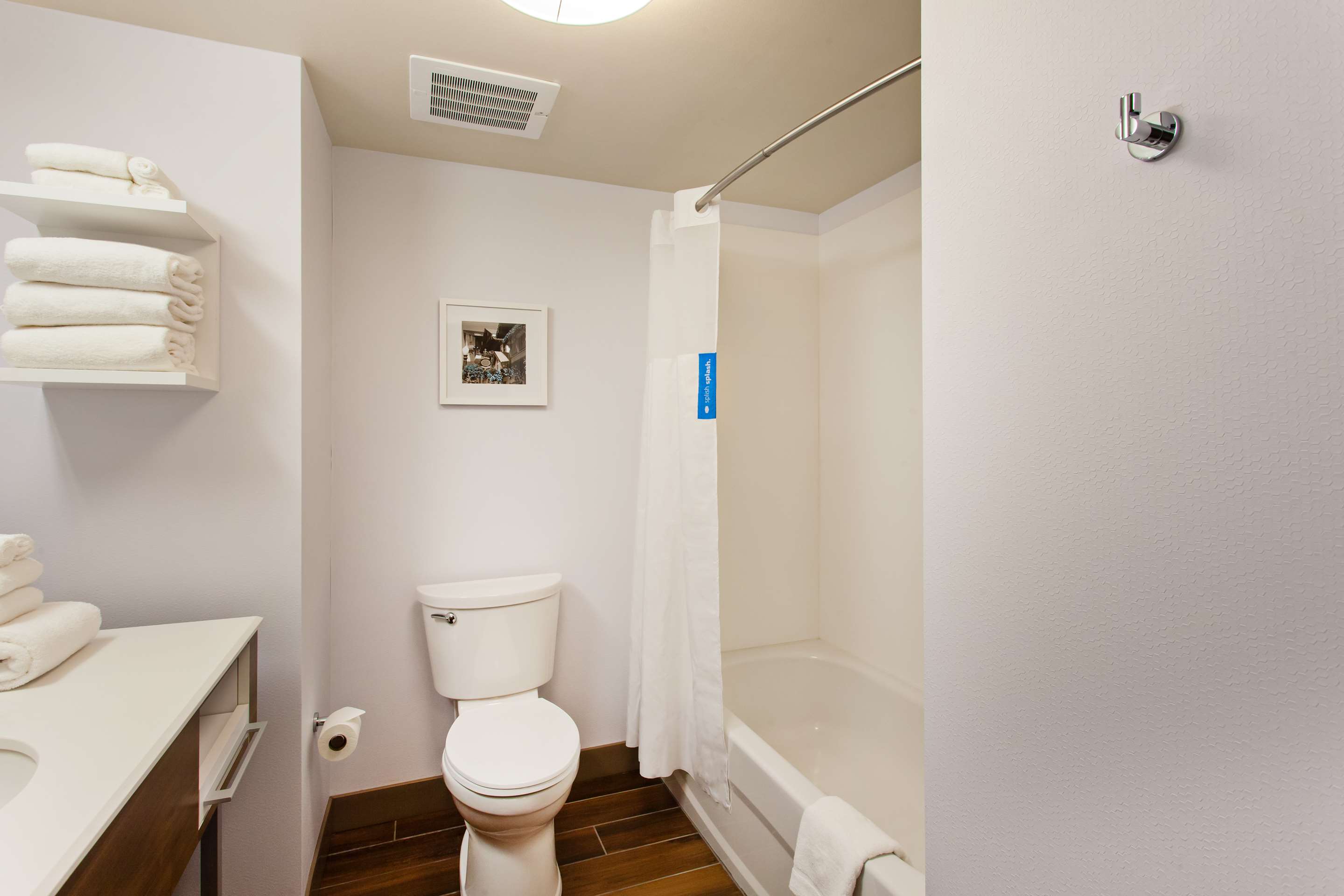 Guest room bath